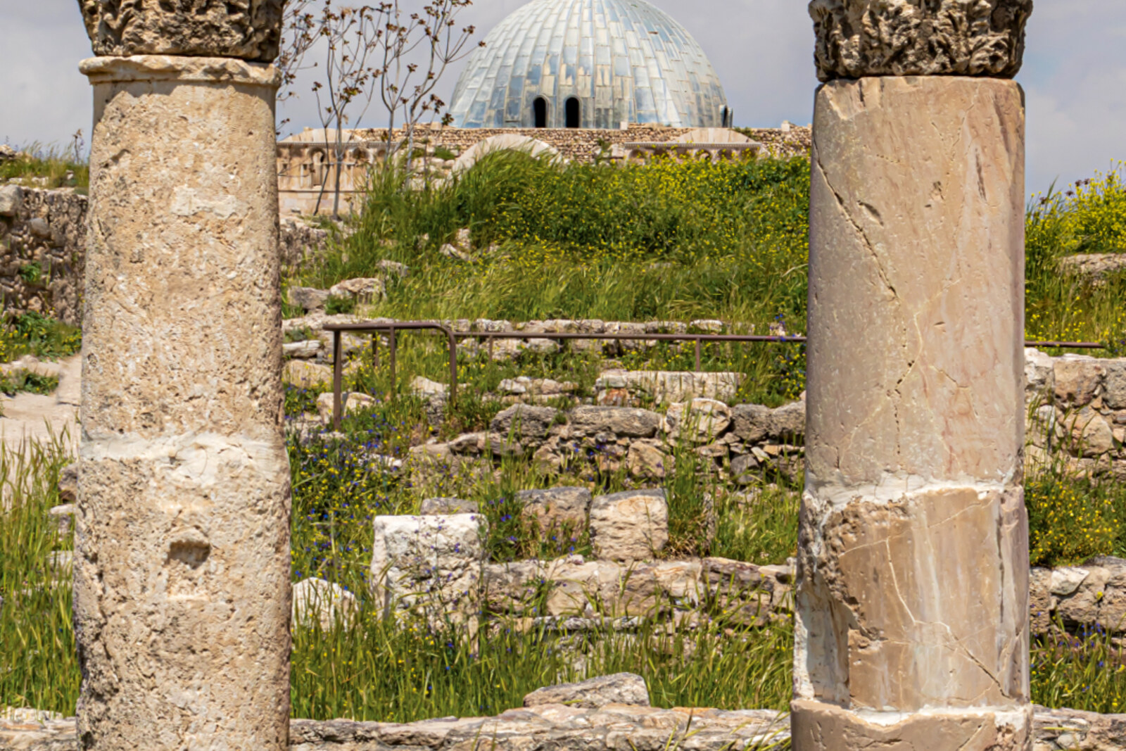 Les colonnes de la citadelle d’Amman (Jabal al-Qal'a) et le dôme du palais omeyyade sur une colline de pierre.