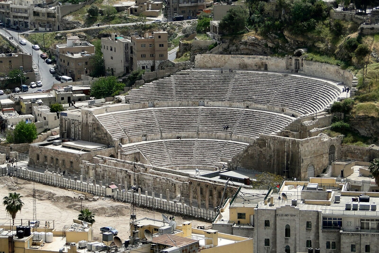 Das Römische Theater von Amman mit steilen Sitzreihen und Bühne.