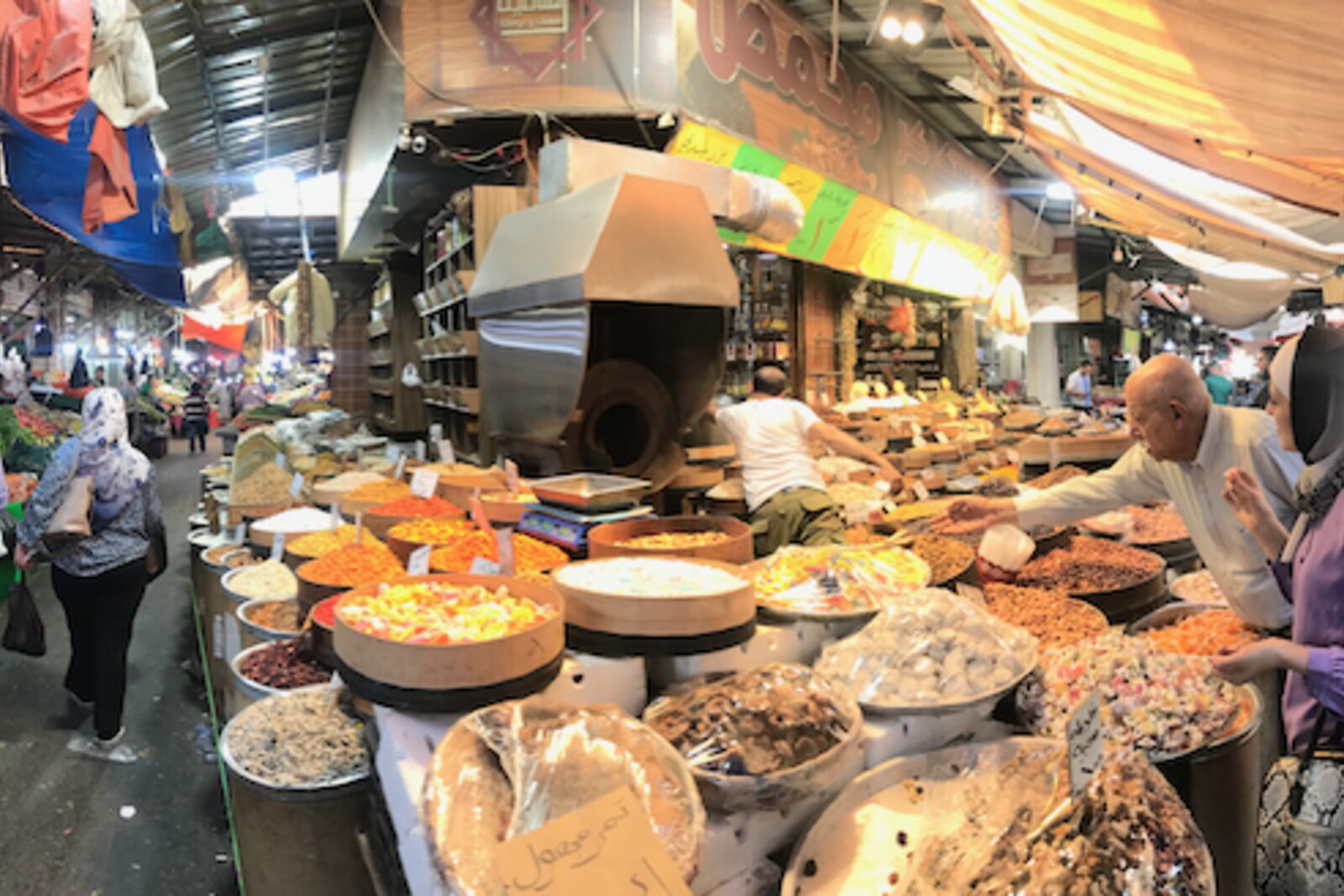 Rangées de marché avec des épices et des produits alimentaires dans le bas d’Amman.