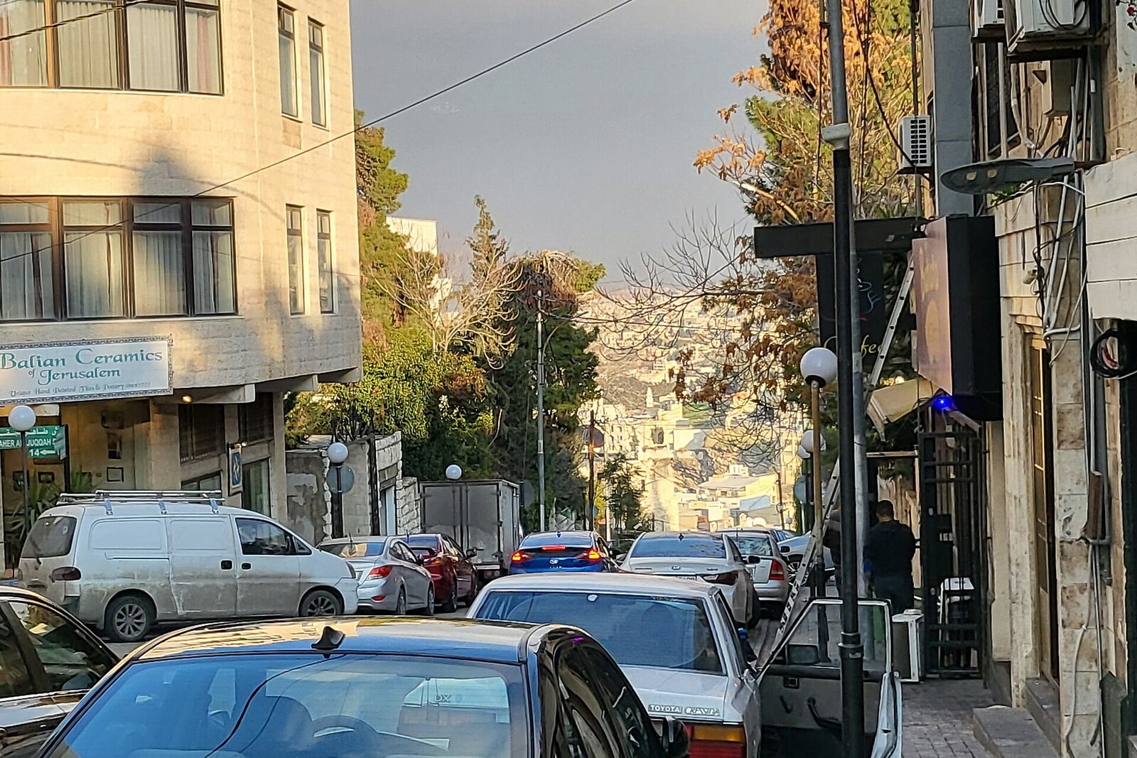 Straßenansicht der Rainbow Street auf dem Hügel Dschabal Amman.