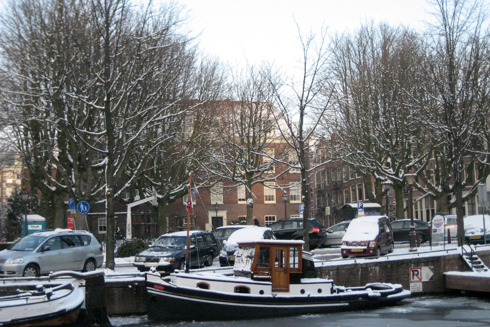 Brouwersgracht at Herenmarkt: a stop on a walk through the Amsterdam Canal Ring.