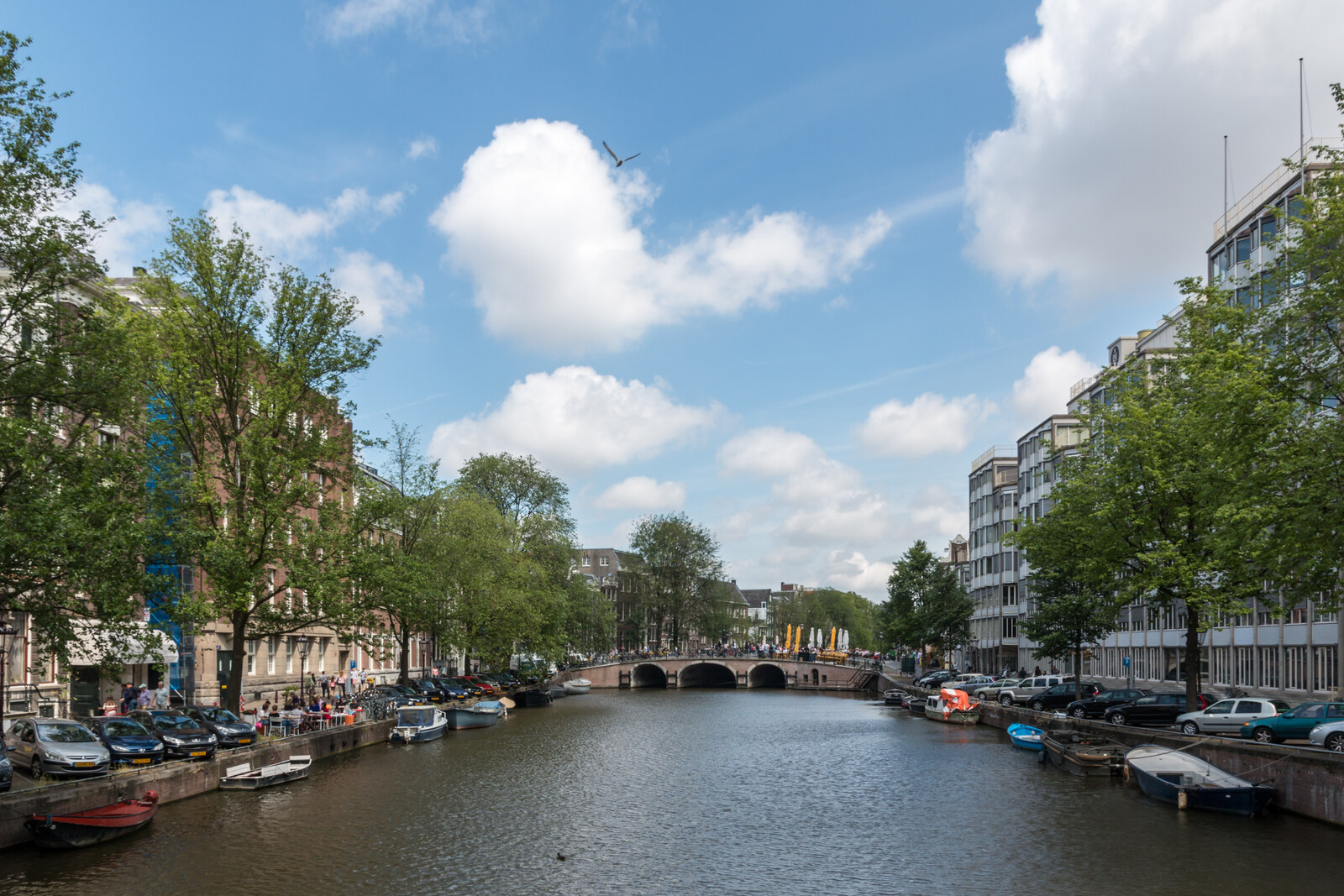 Torensluis and Singel: a stop on a walk through the Amsterdam Canal Ring.