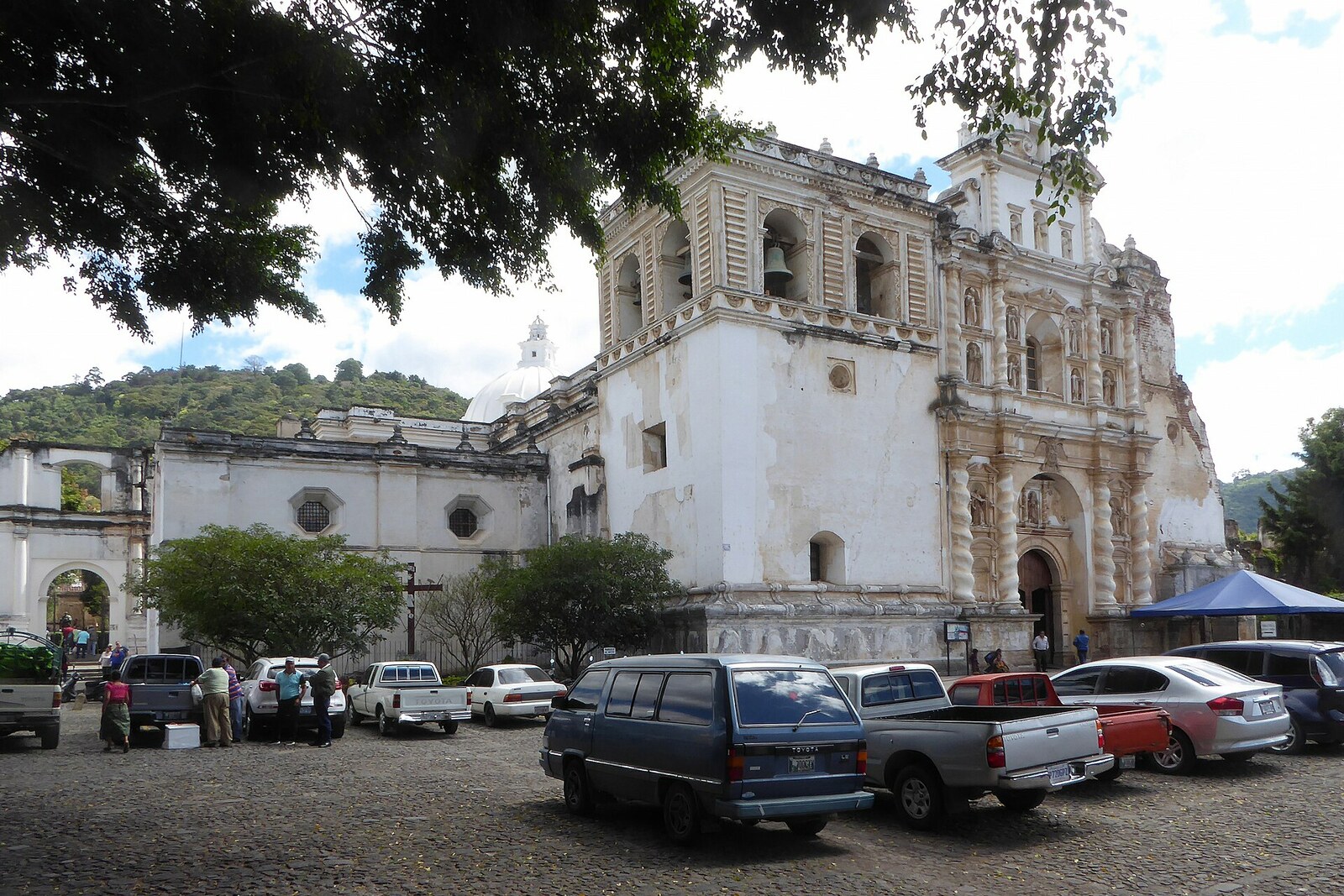 The white facade of San Francisco el Grande beside the side ruins