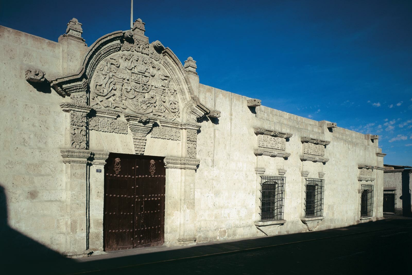 Stone portal bearing the coat of arms of Casa Tristán del Pozo.