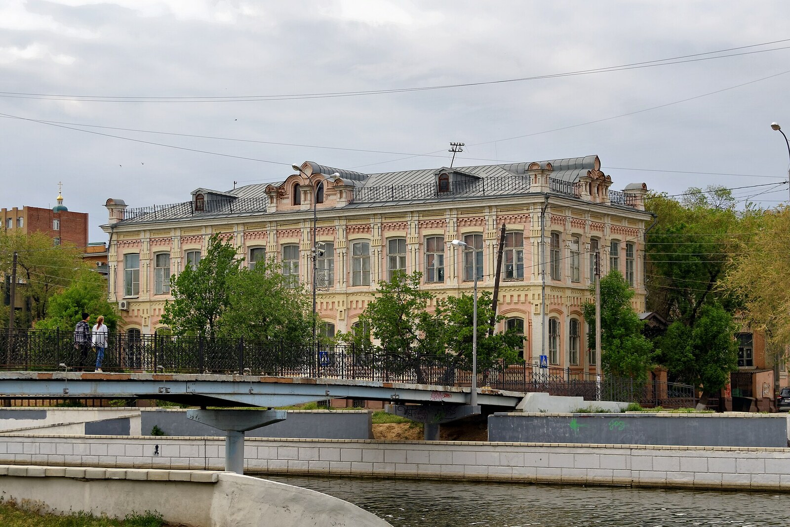 Canal Varvatsievski con puente y malecón.