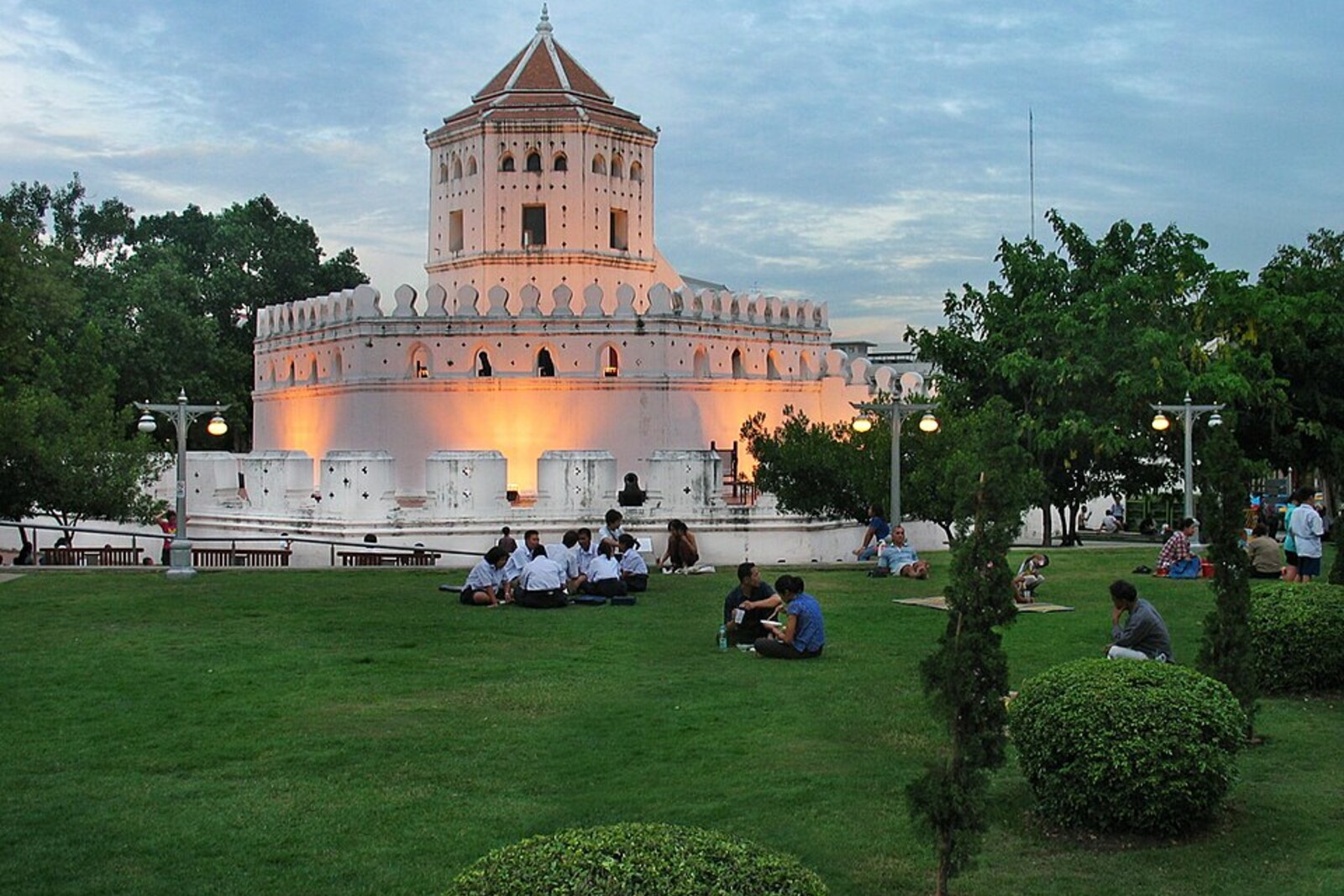 Phra Sumen Fort in Santichaiprakarn Park