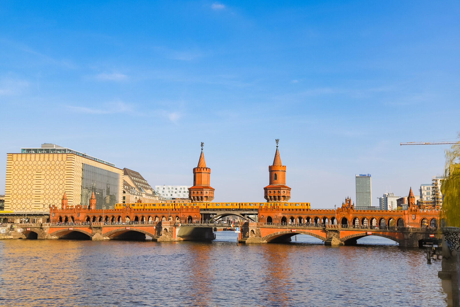 The red-brick Oberbaum Bridge with towers