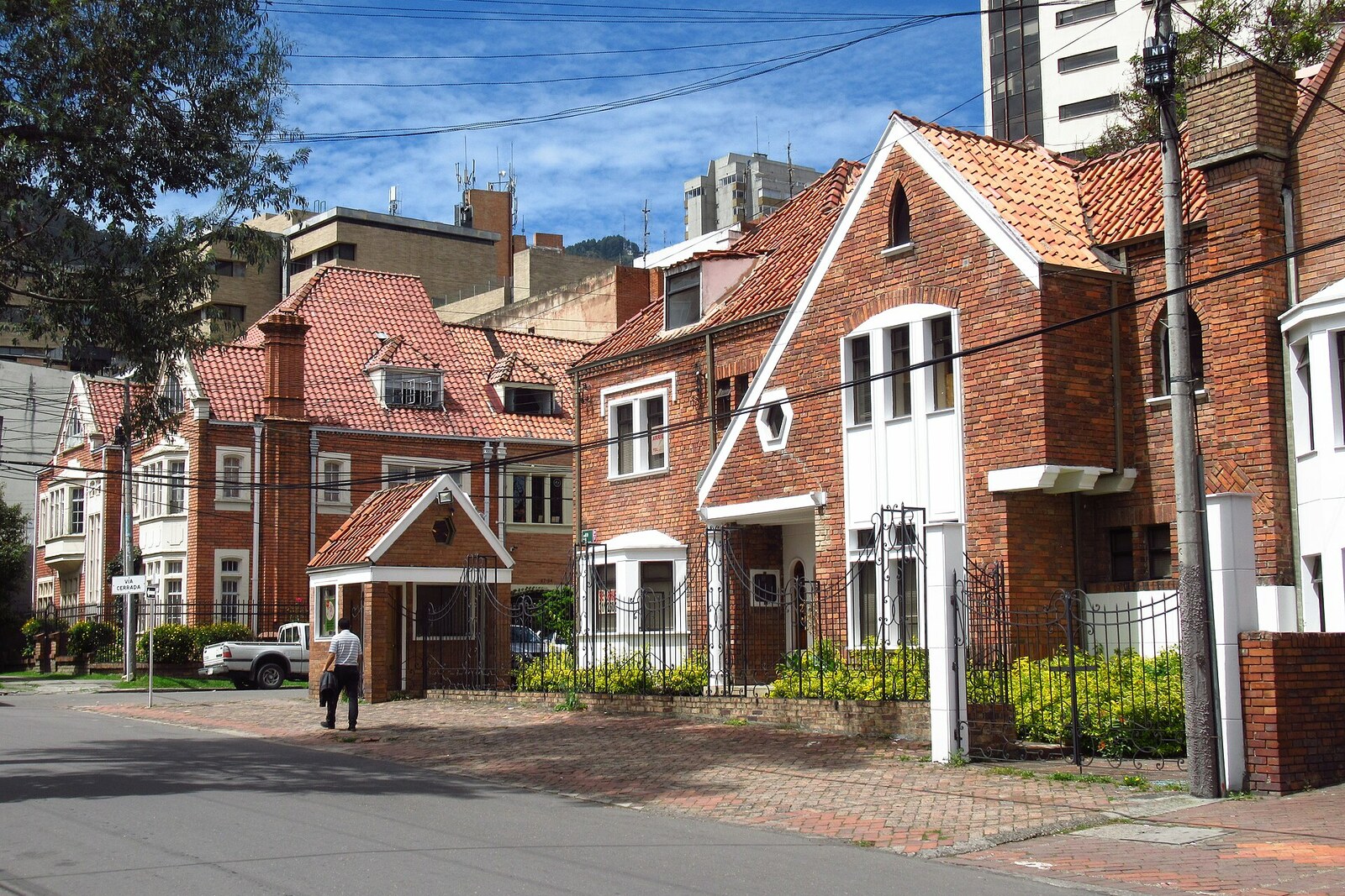 Photograph: brick houses with gardens and steep roofs in the Quinta Camacho neighborhood.