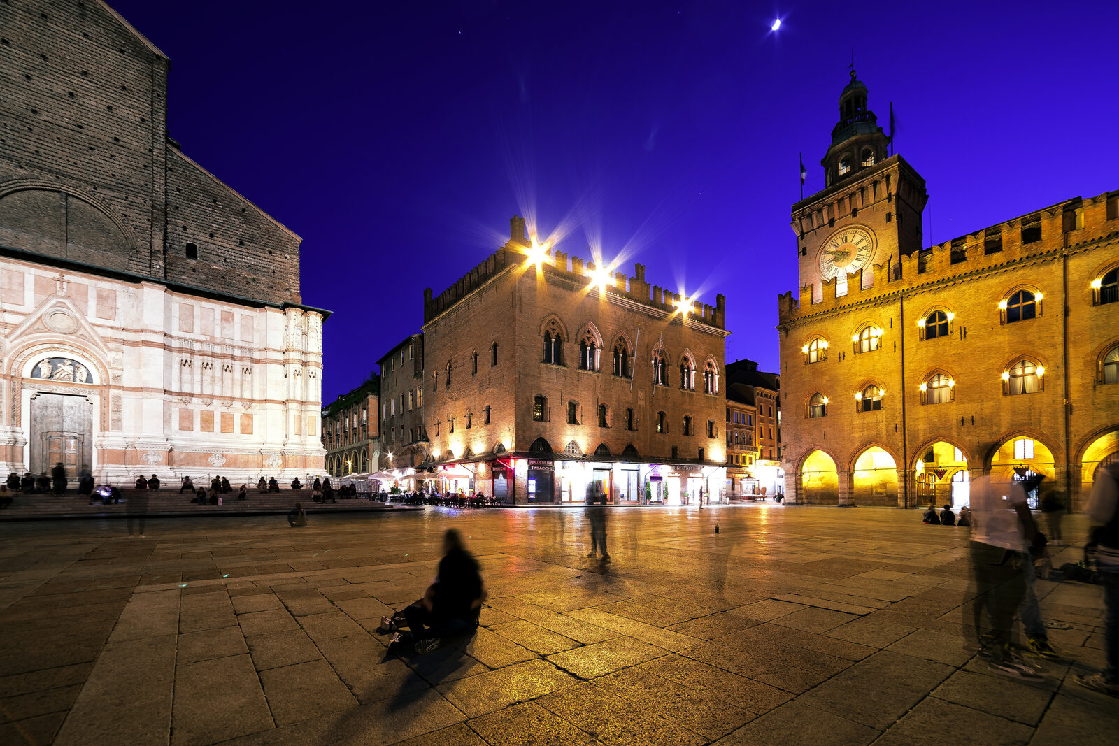 Piazza Maggiore with the facade of the Basilica of San Petronio and city palaces