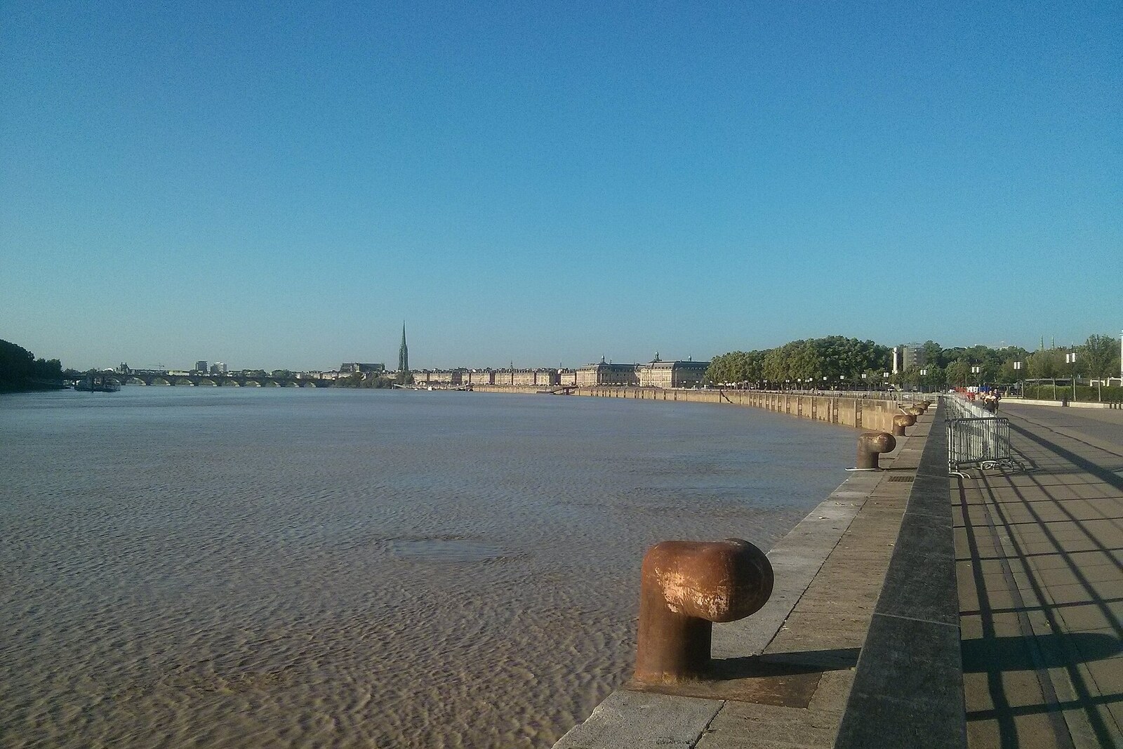 Quai des Chartrons with stone façades and a broad riverside promenade.