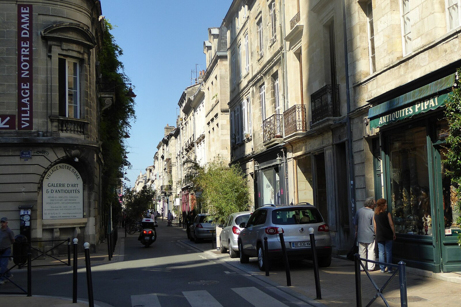 Rue Notre-Dame in Chartrons, with antique shops and stone façades.