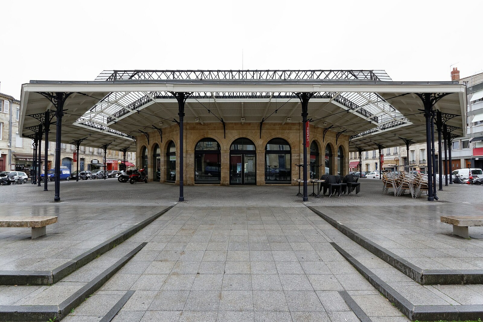 Halle des Chartrons on the square, with cafés and the historic market pavilion.