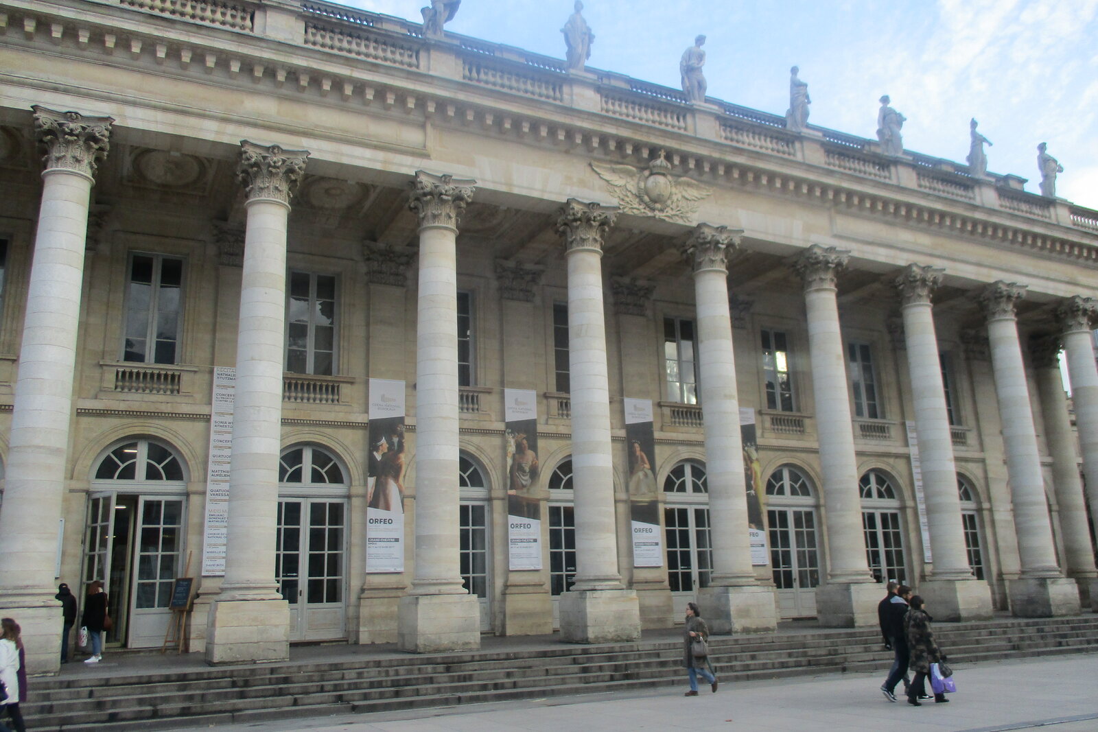 The facade of the Grand Théâtre de Bordeaux with its colonnade and sculptures.