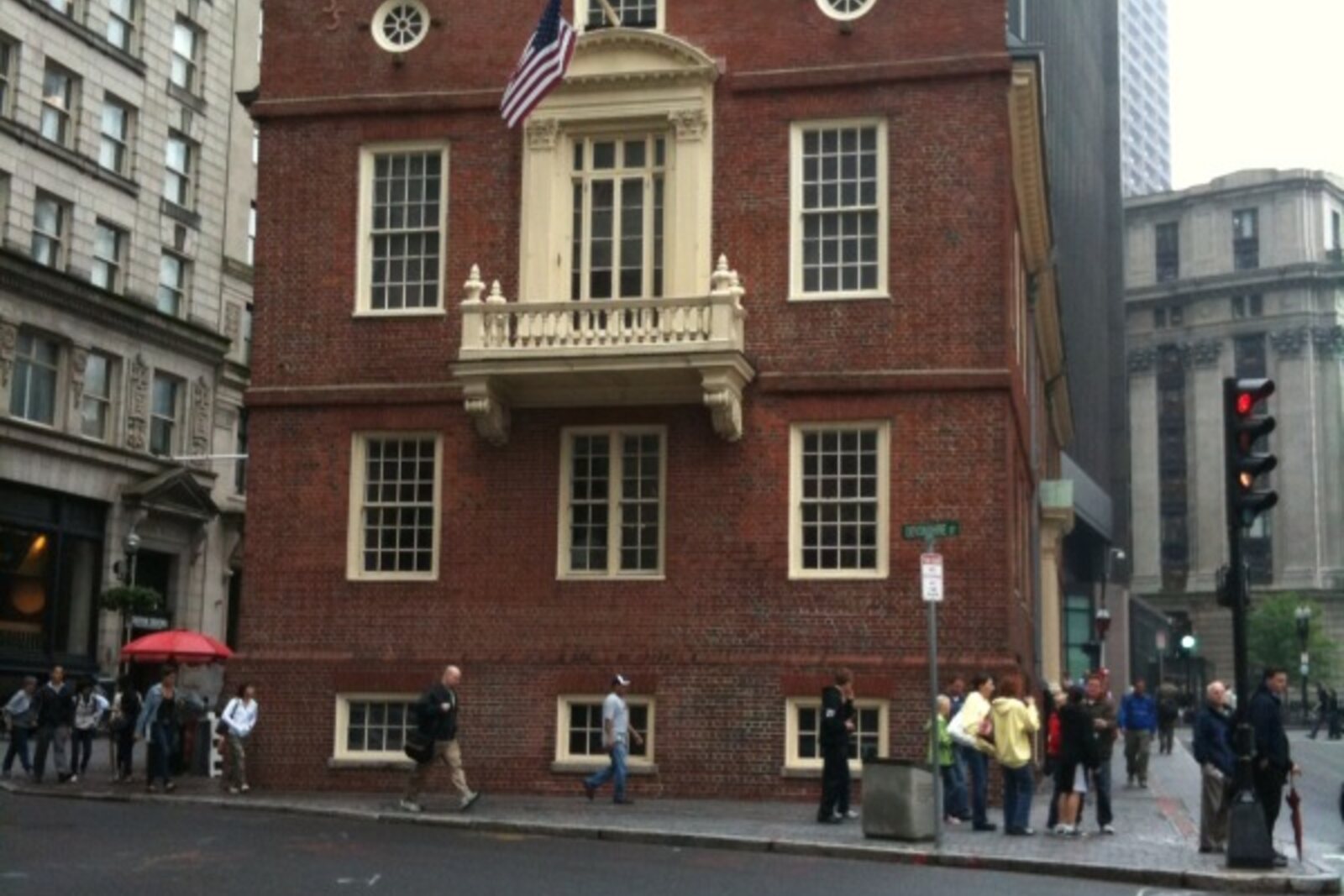 Marcador del Boston Massacre Site junto a Old State House.