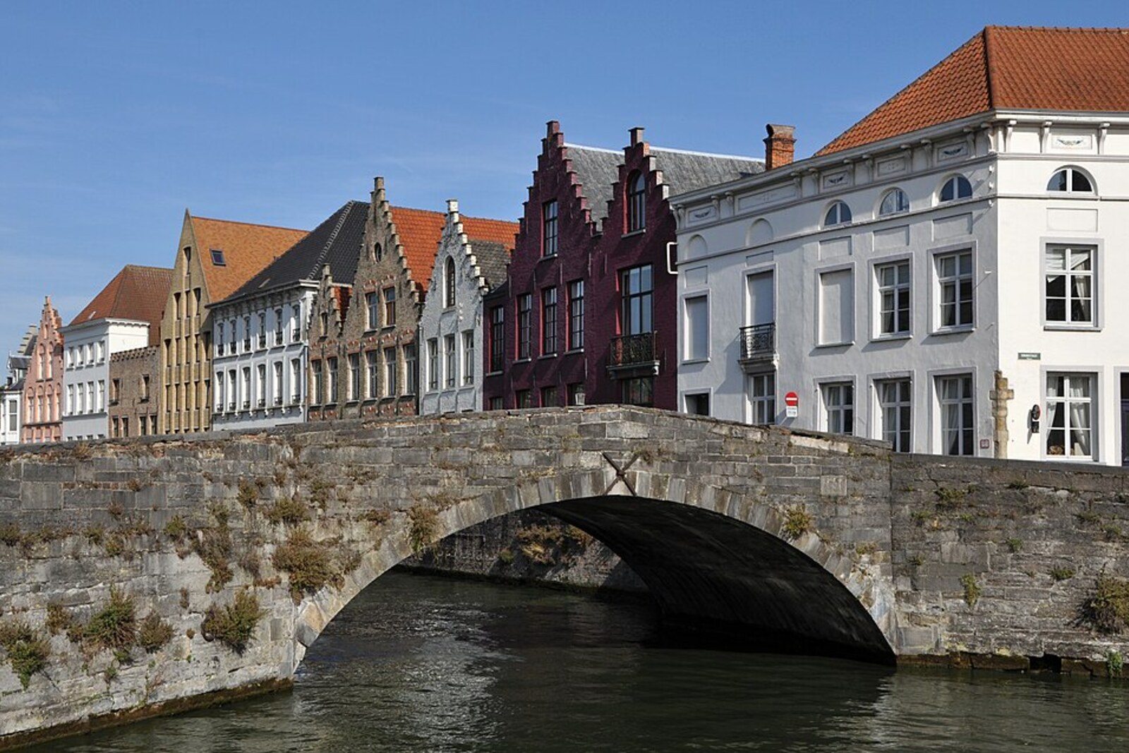 Die Koningsbrug über der Spiegelrei im nördlichen Brügge.