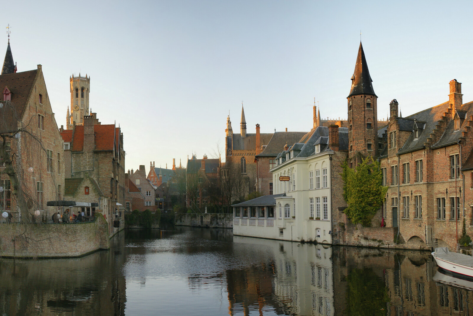 Rosary Quay in Bruges, with a canal, façades, and a view of a tower.
