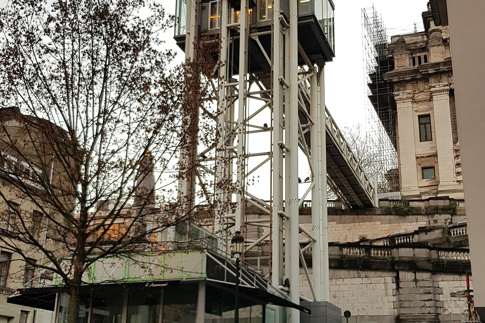 The glass Poelaert Elevator between Marolles and the upper city.