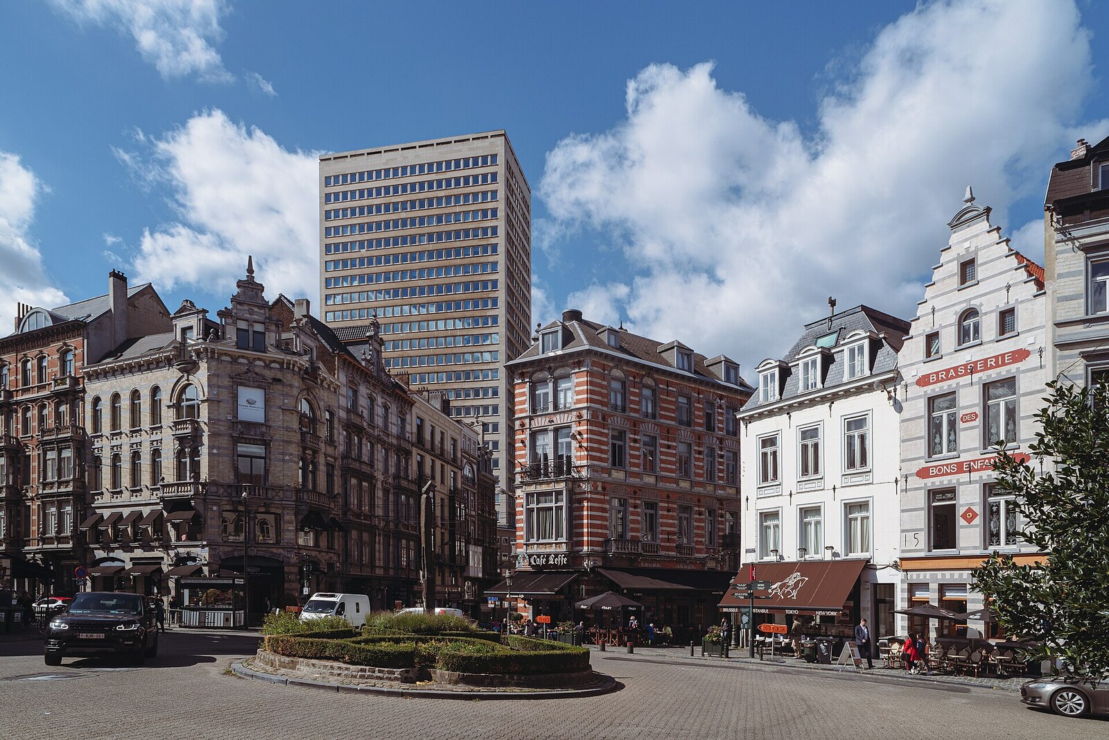 Place du Grand Sablon mit Cafés, Antiquitätenschaufenstern und Blick auf die Kirche.