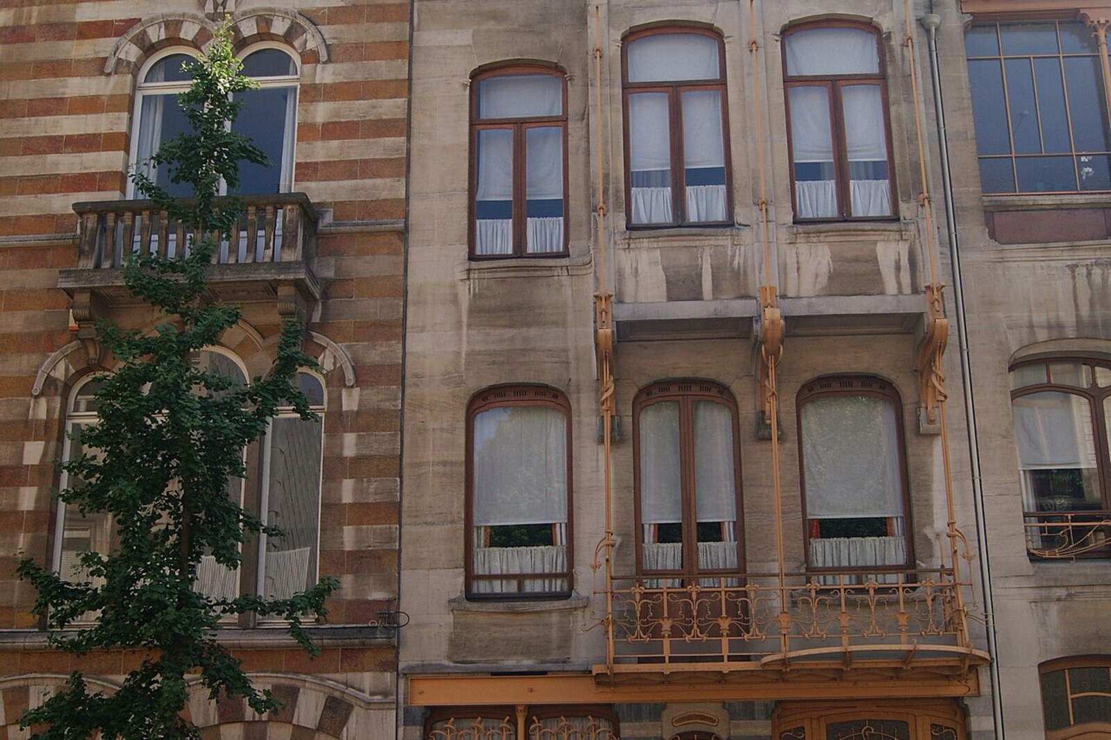 Facade of Victor Horta's museum with a curved balcony and wrought iron.
