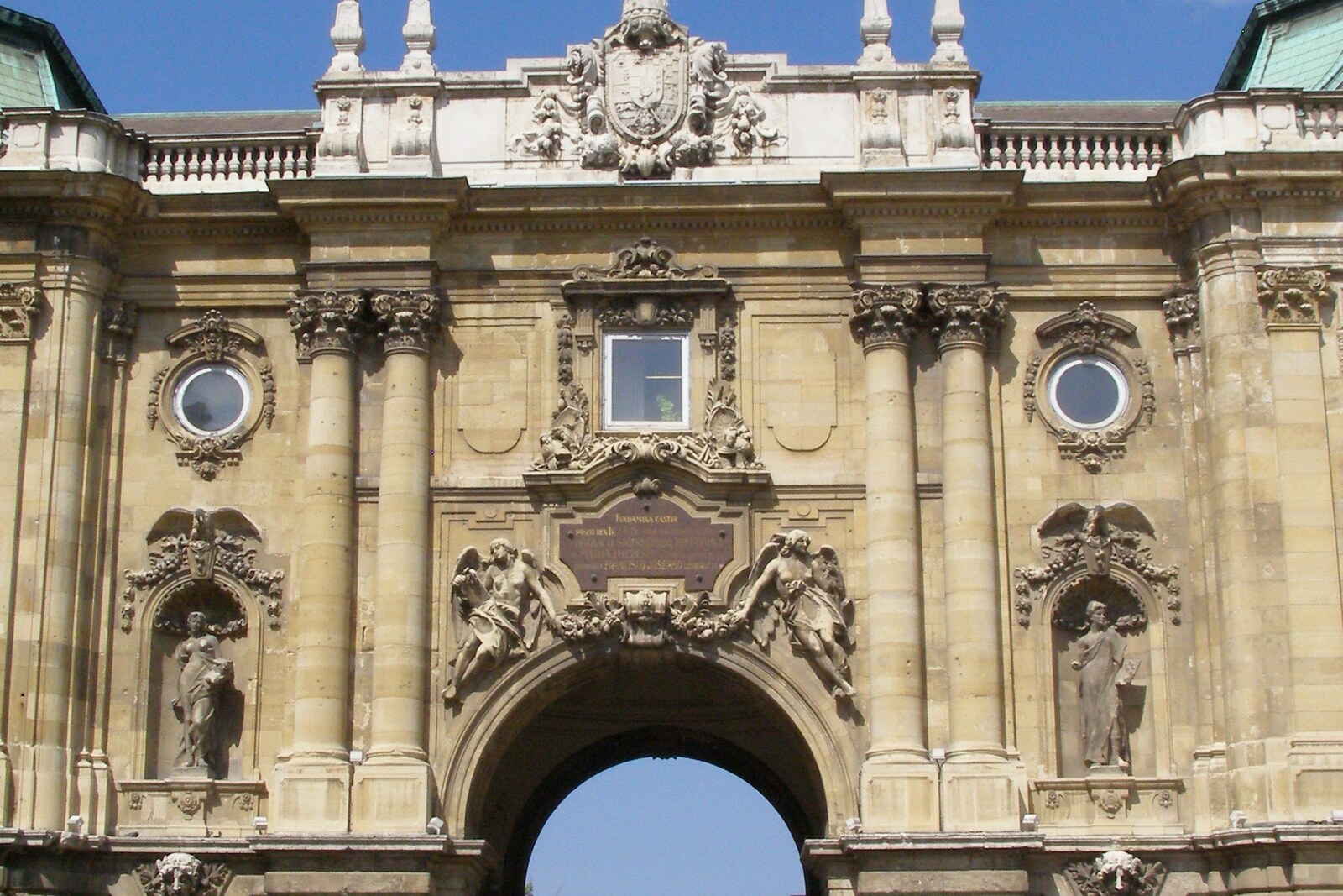 The ceremonial arch of Lion Court, with stone lions at the entrance.