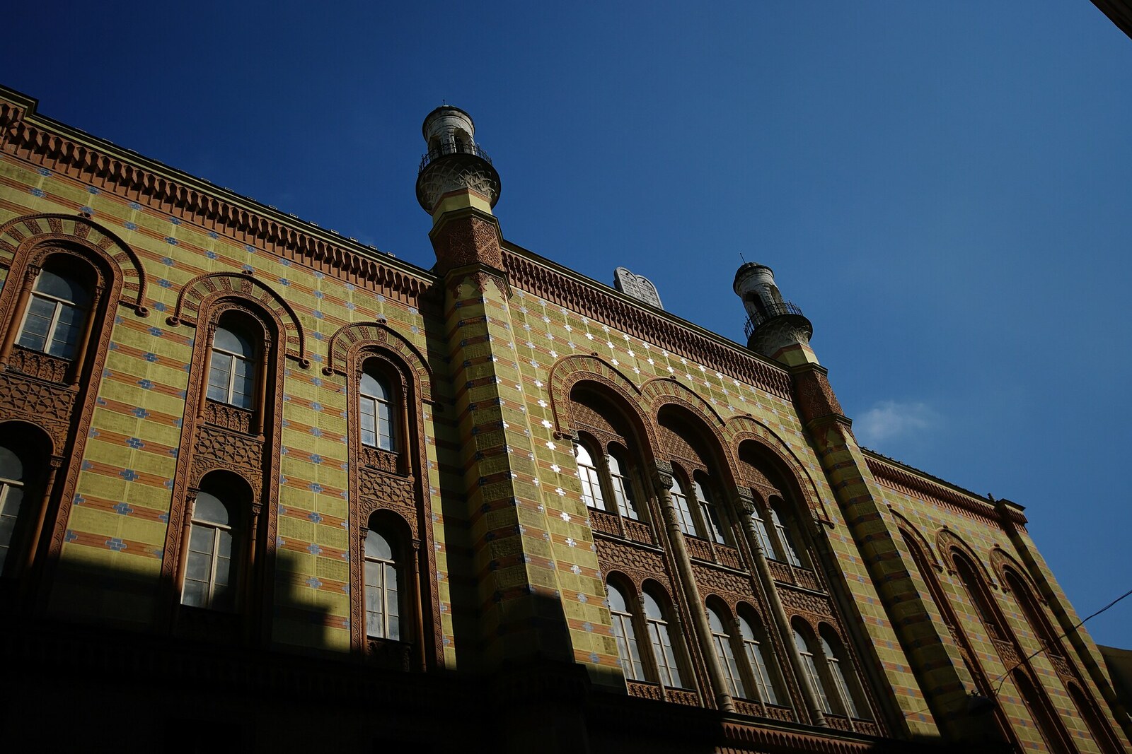 The facade of Rumbach Street Synagogue, with bright patterns and a dominant dome.