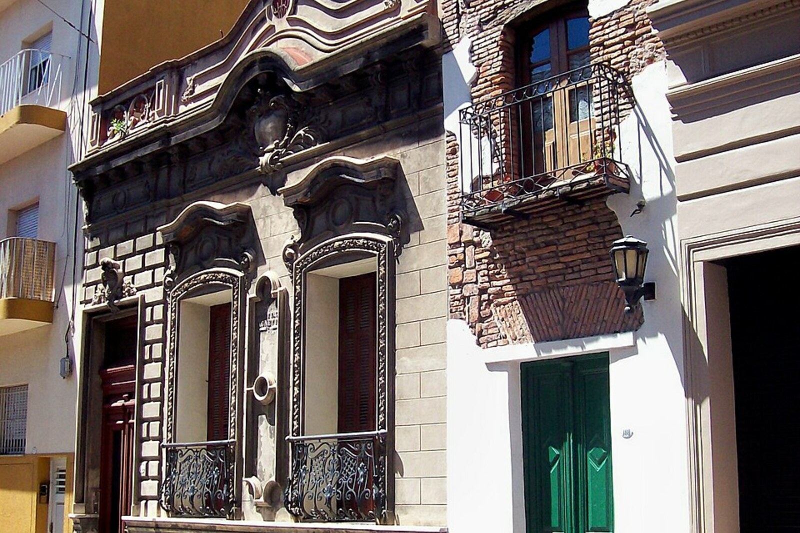 The narrow façade of Casa Mínima in Pasaje San Lorenzo.