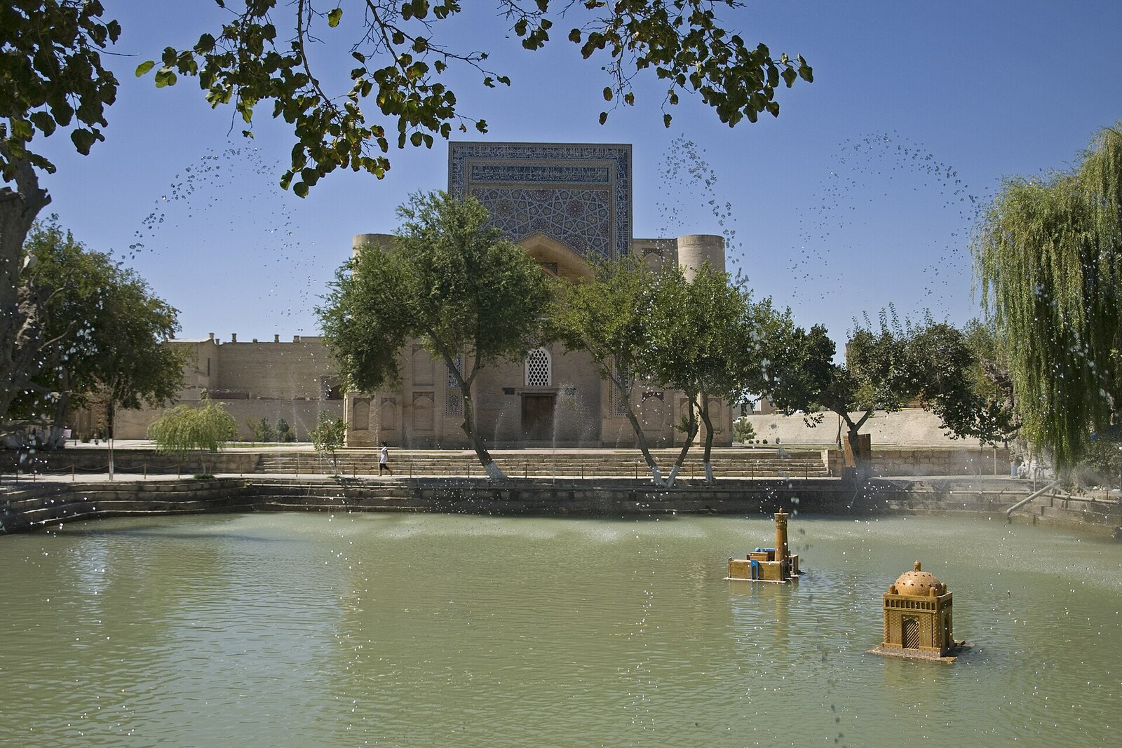 Lyab-i Hauz with stone steps and Nadir Divan-Begi Khanqah on the far shore.