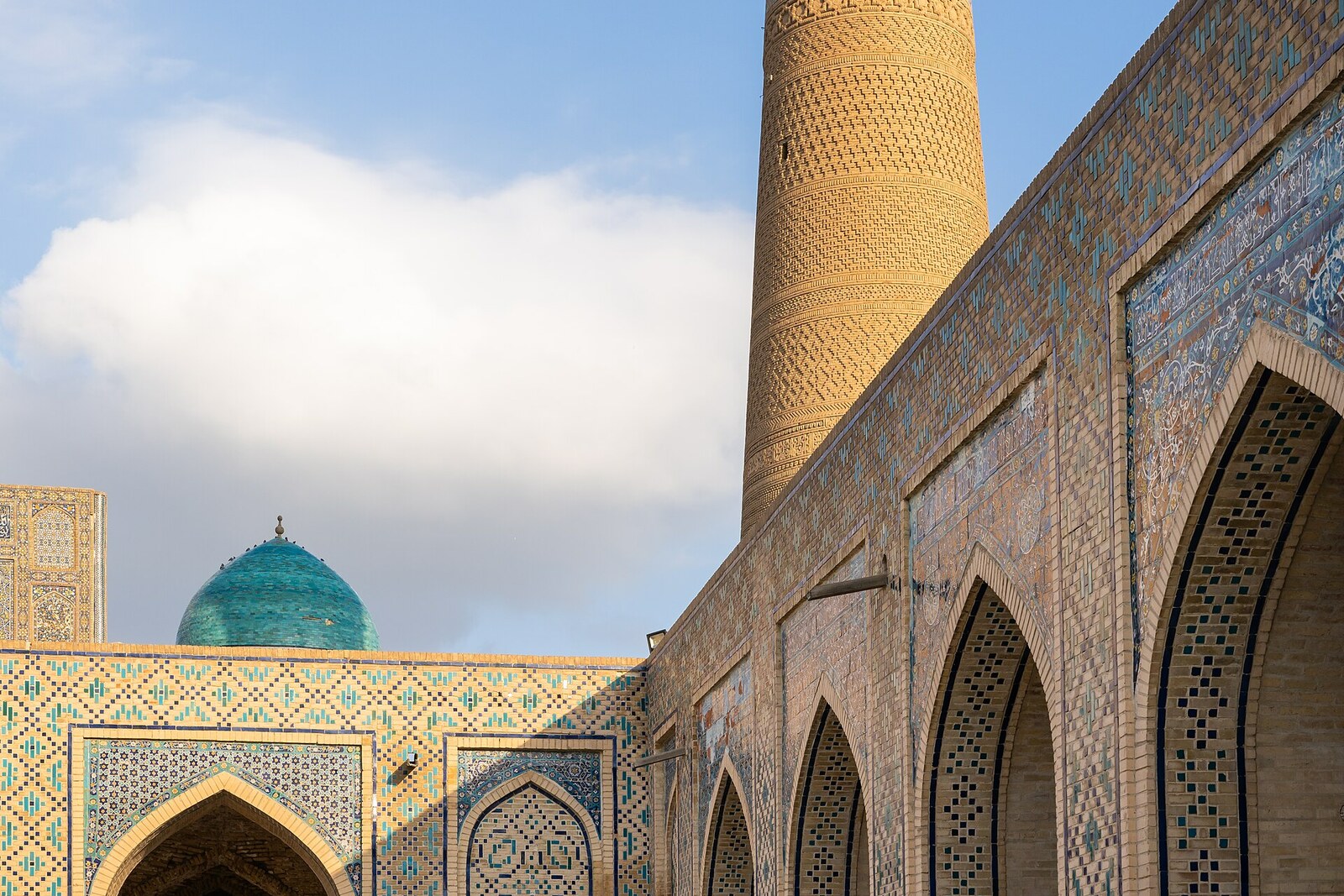 The Kalyan Minaret rises above the square and the facades of the Poi Kalyan ensemble.