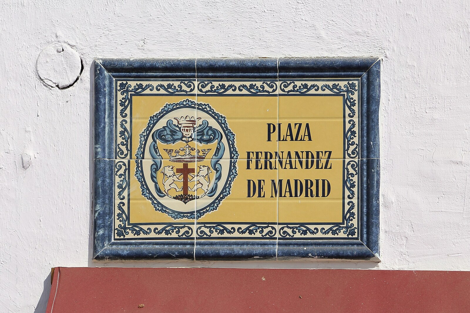 Statue of José Fernández Madrid against a backdrop of colonial buildings in a square in Cartagena