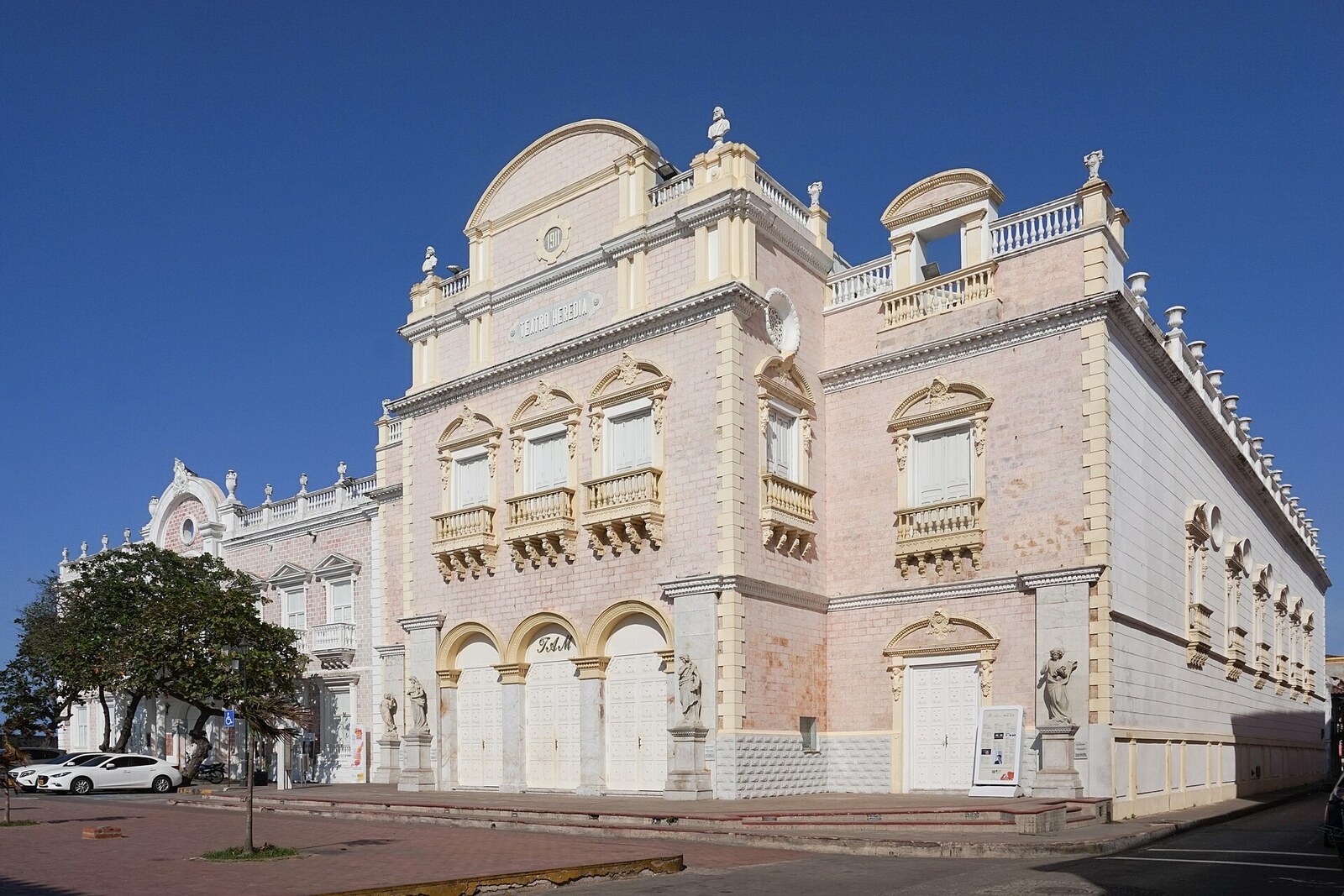 Facade of the Adolfo Mejía Theater (Teatro Heredia) in Cartagena, with columns and a balcony
