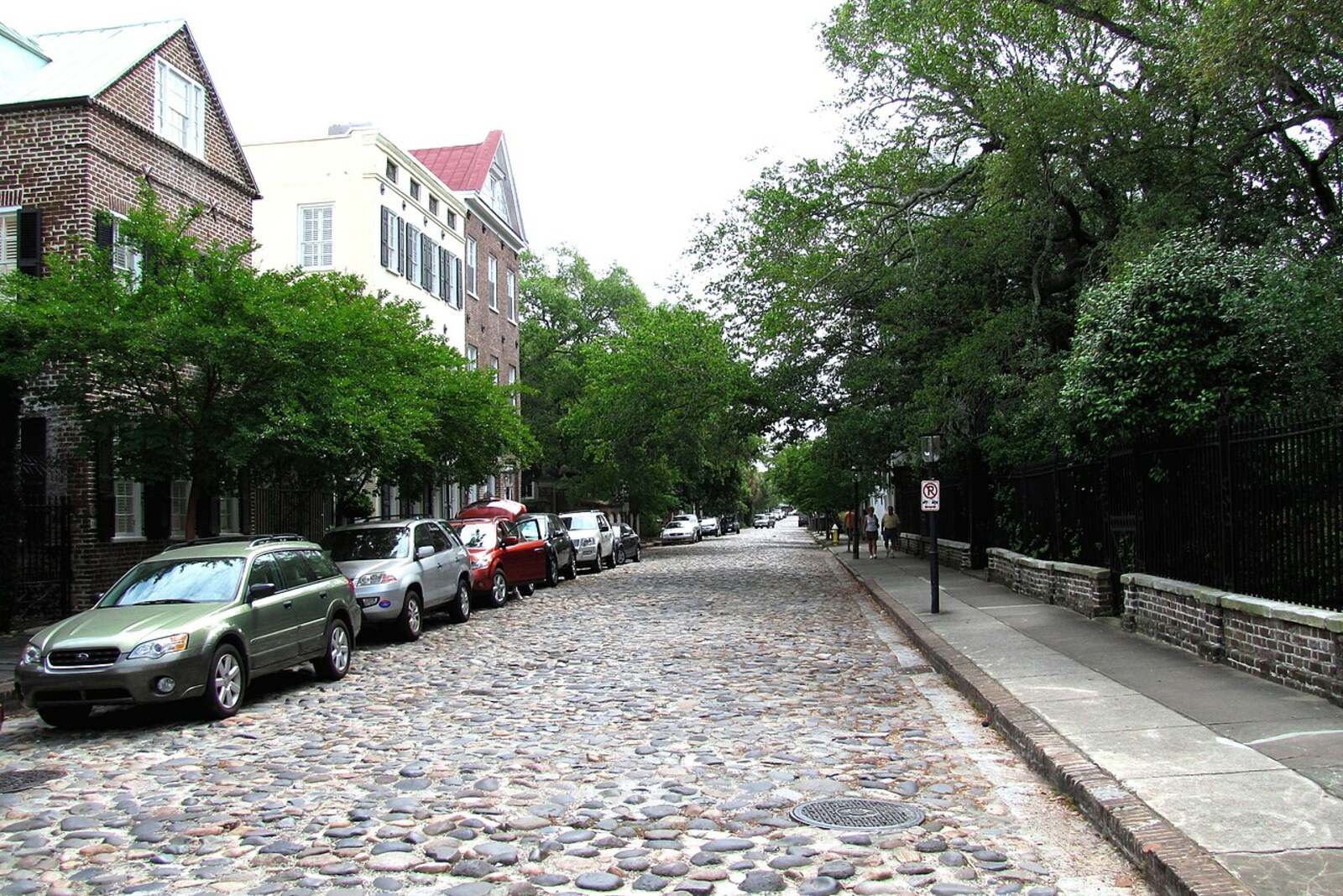 Kopfsteinpflaster auf der Chalmers Street und historische Gebäude des French Quarter.