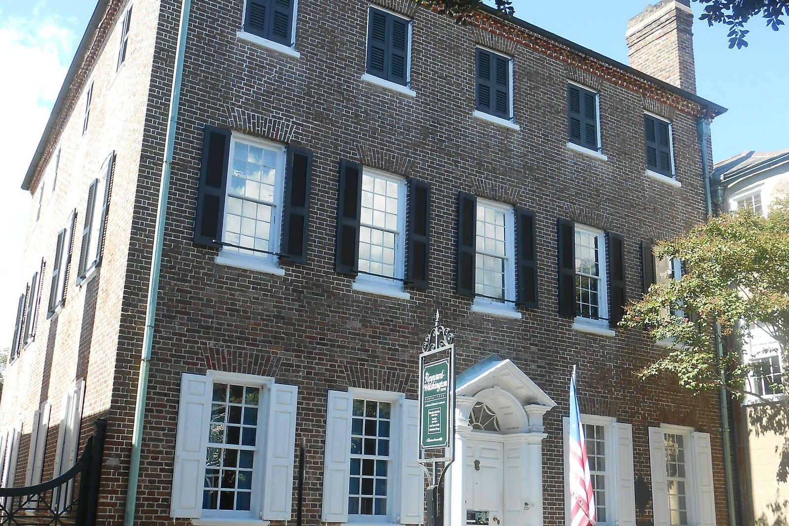 Heyward-Washington House with a symmetrical facade and the historic street around it.