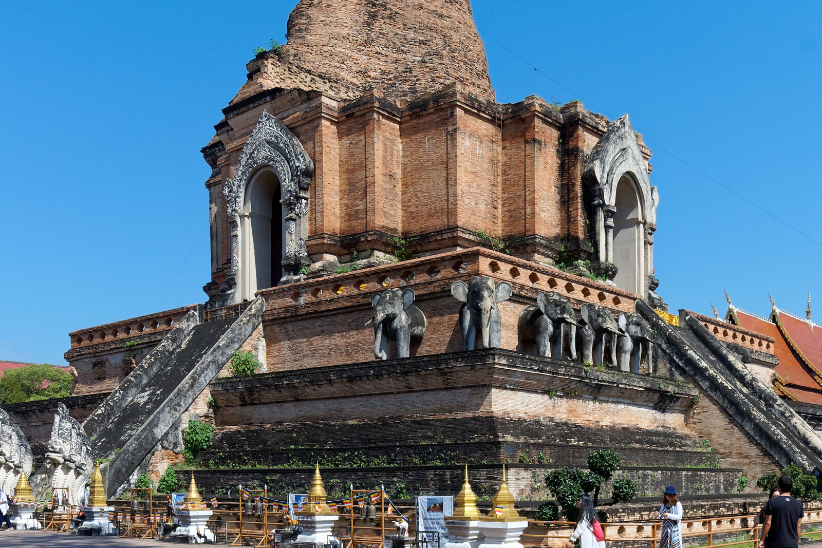 The massive brick chedi of Wat Chedi Luang beneath a blue sky.