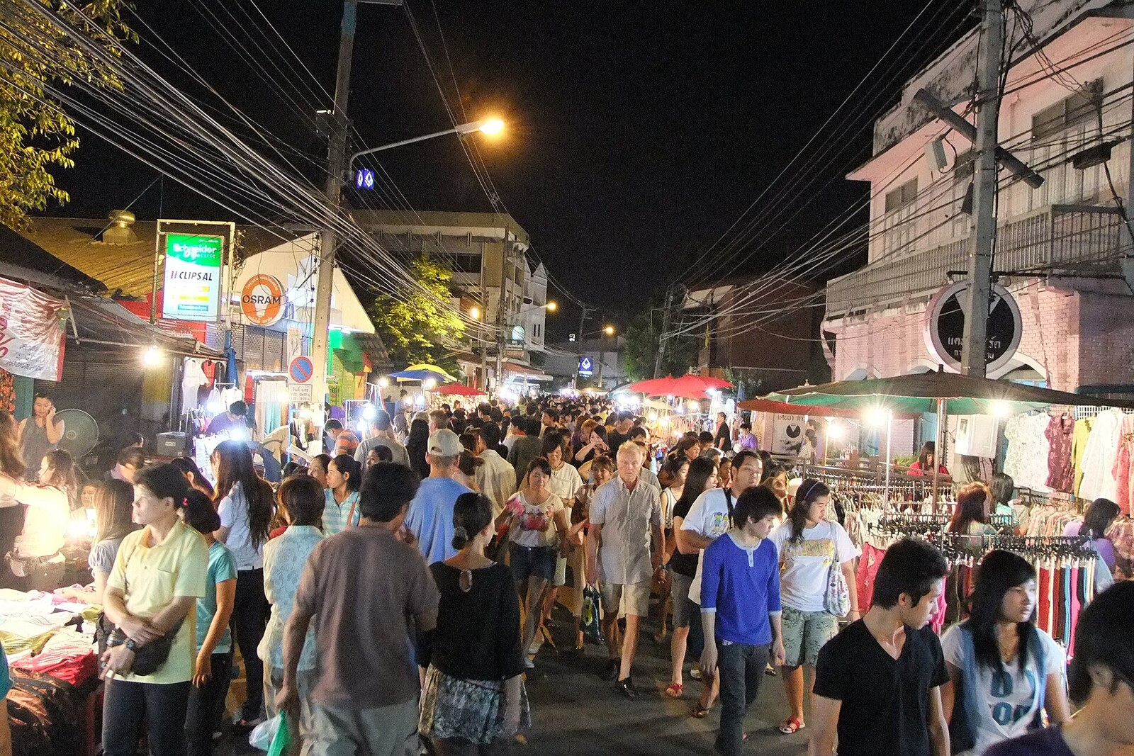 Wua Lai Walking Street in Chiang Mai on a Saturday, with market stalls and a crowd.