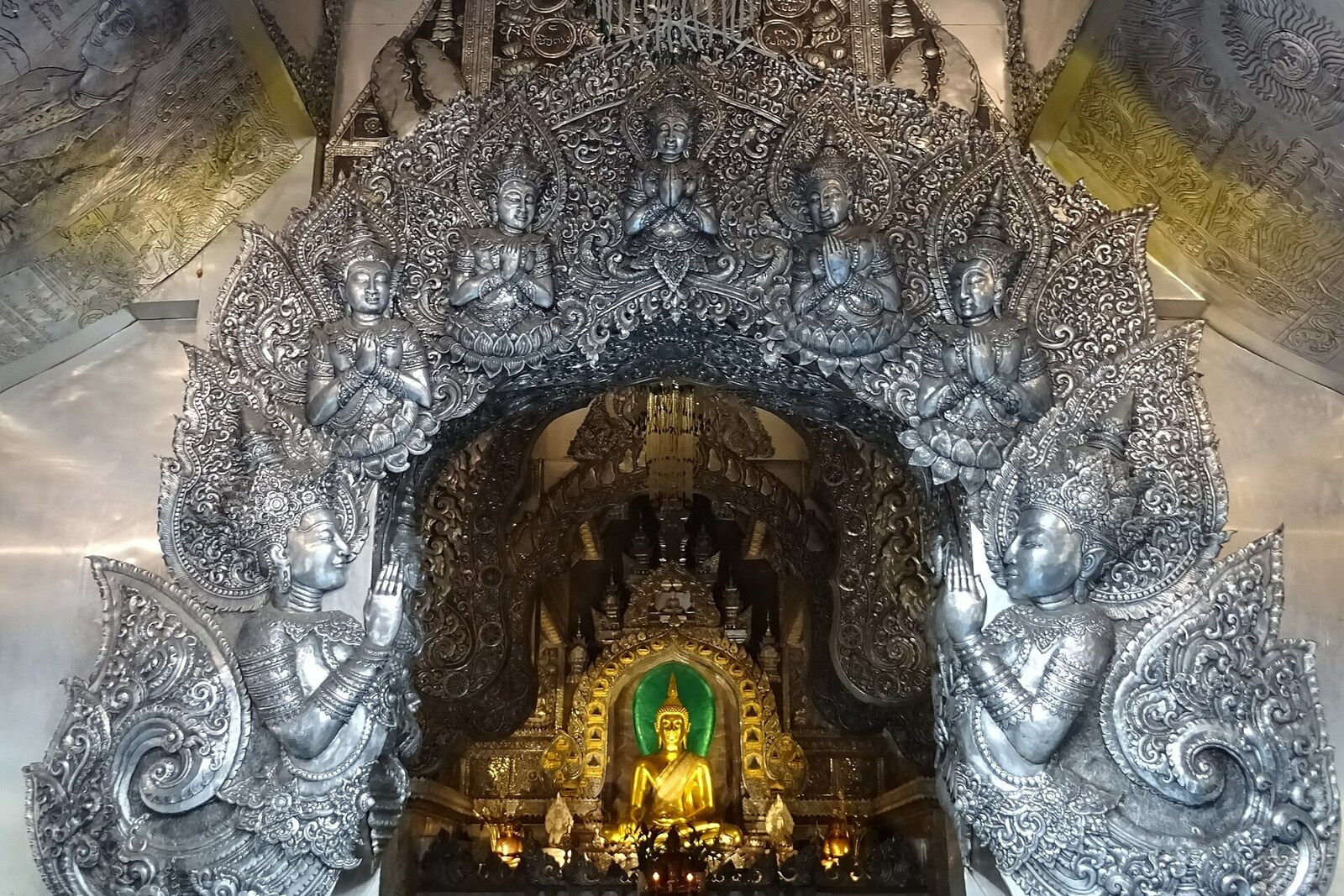 Entrada al recinto de Wat Srisuphan, en el barrio de Wua Lai.