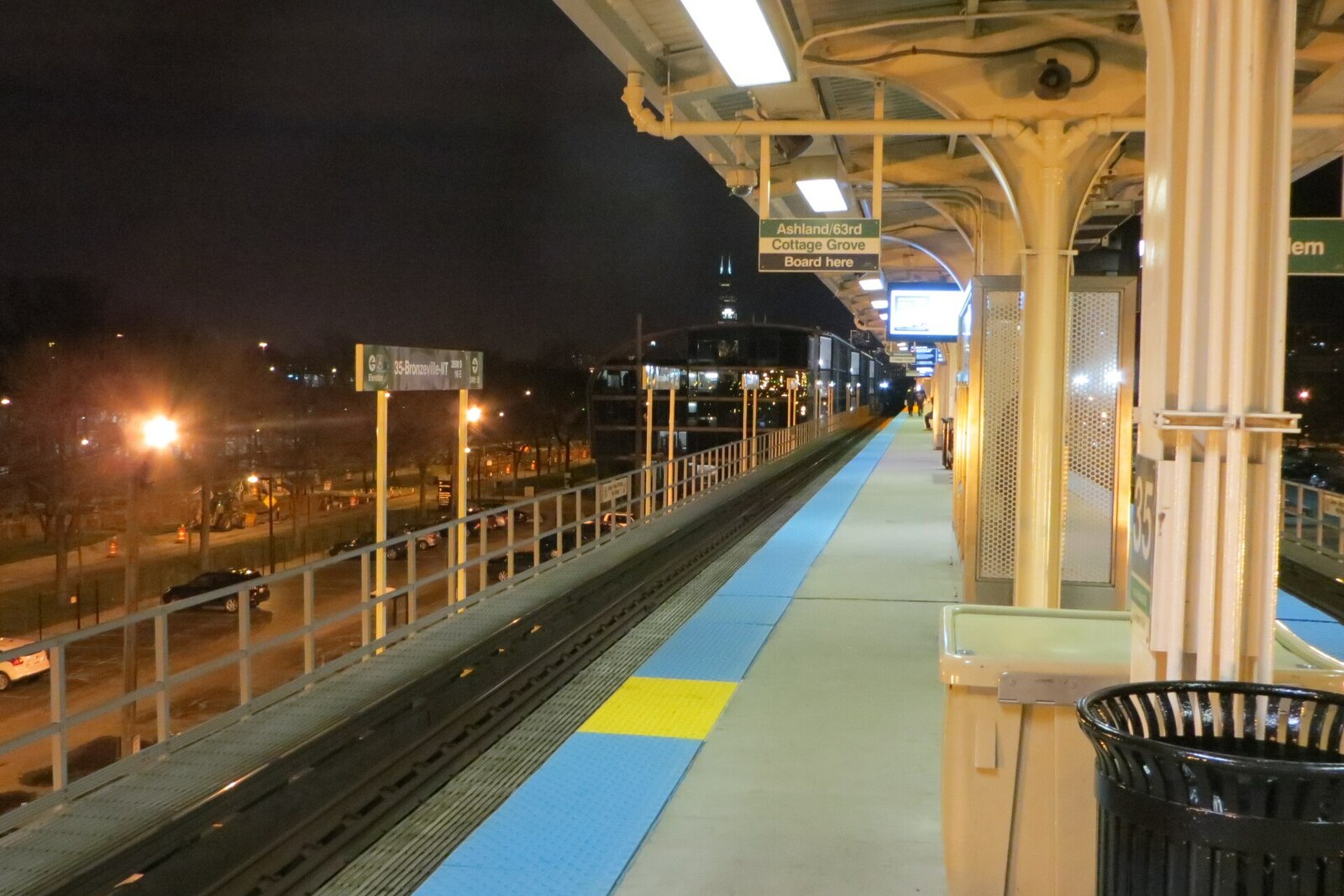 CTA Green Line at 35th-Bronzeville-IIT station.