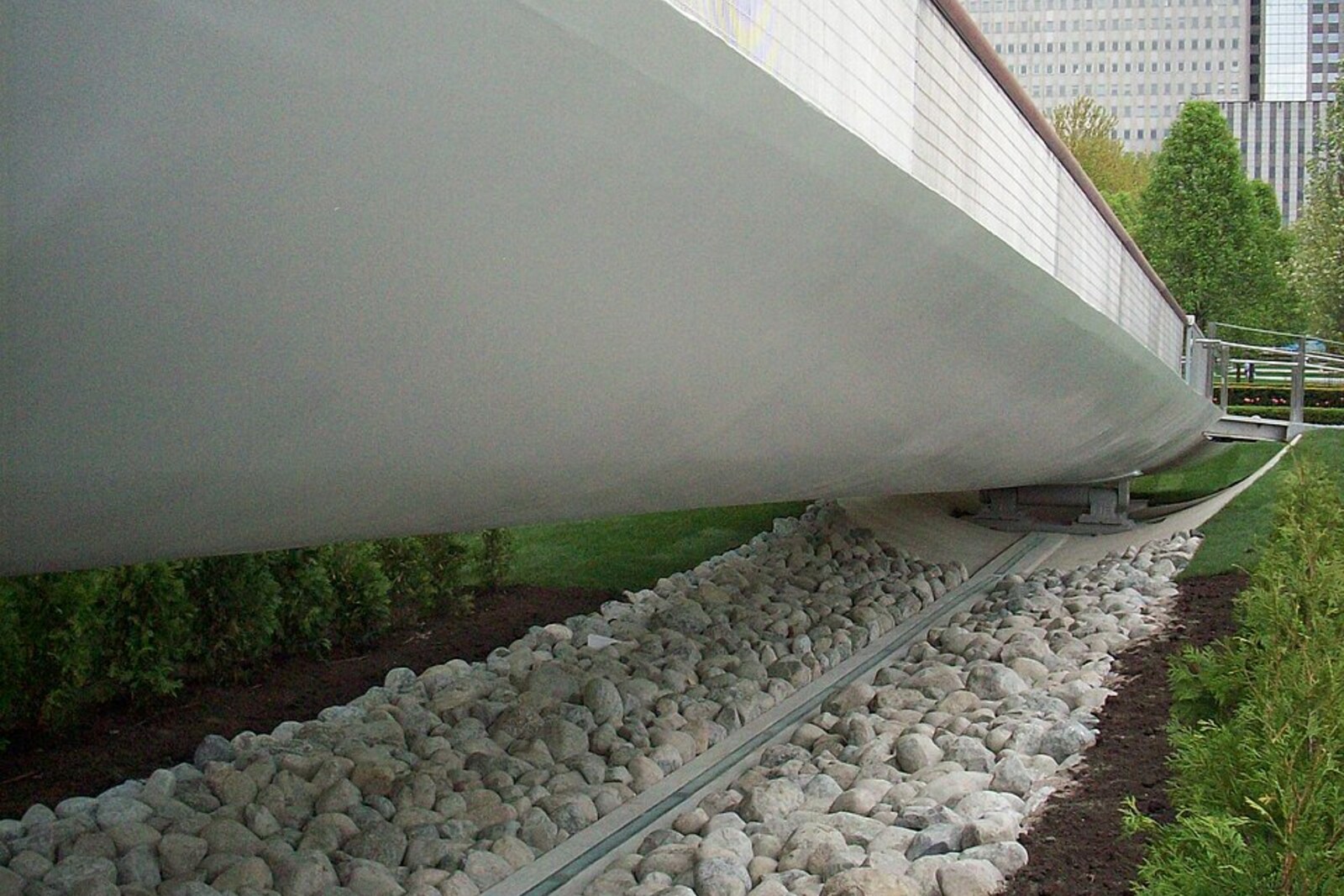 Nichols Bridgeway between Millennium Park and the Art Institute of Chicago.