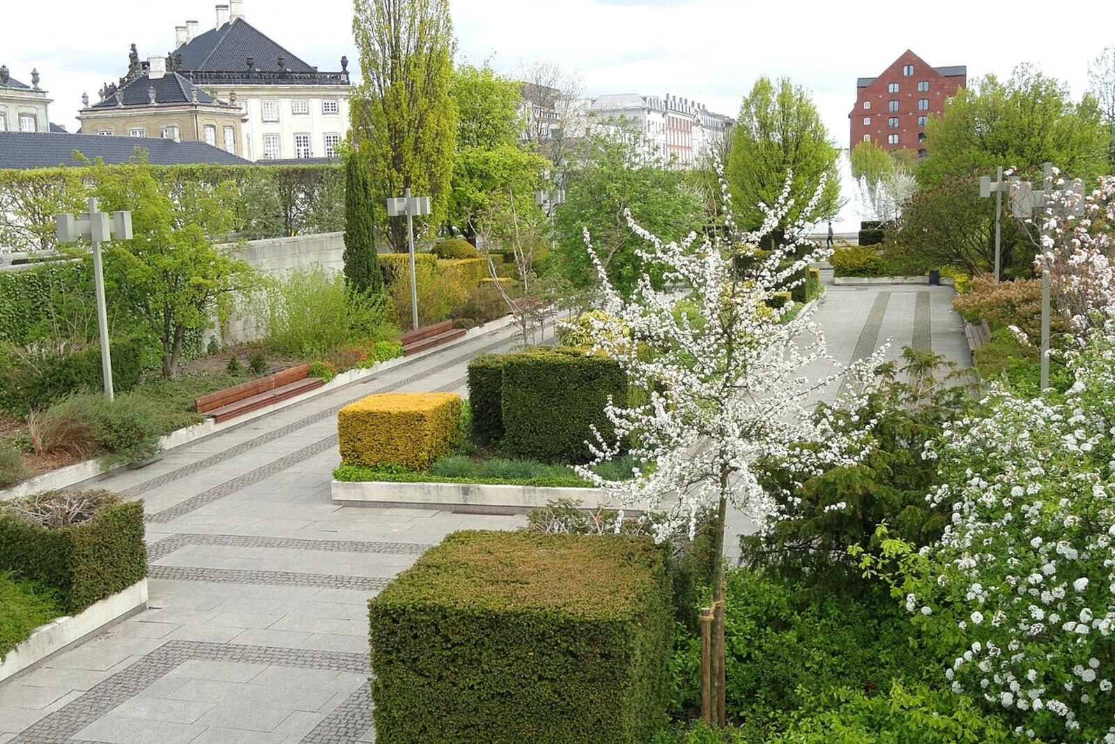 Vista del jardín Amaliehaven: fuente, esculturas y muros verdes