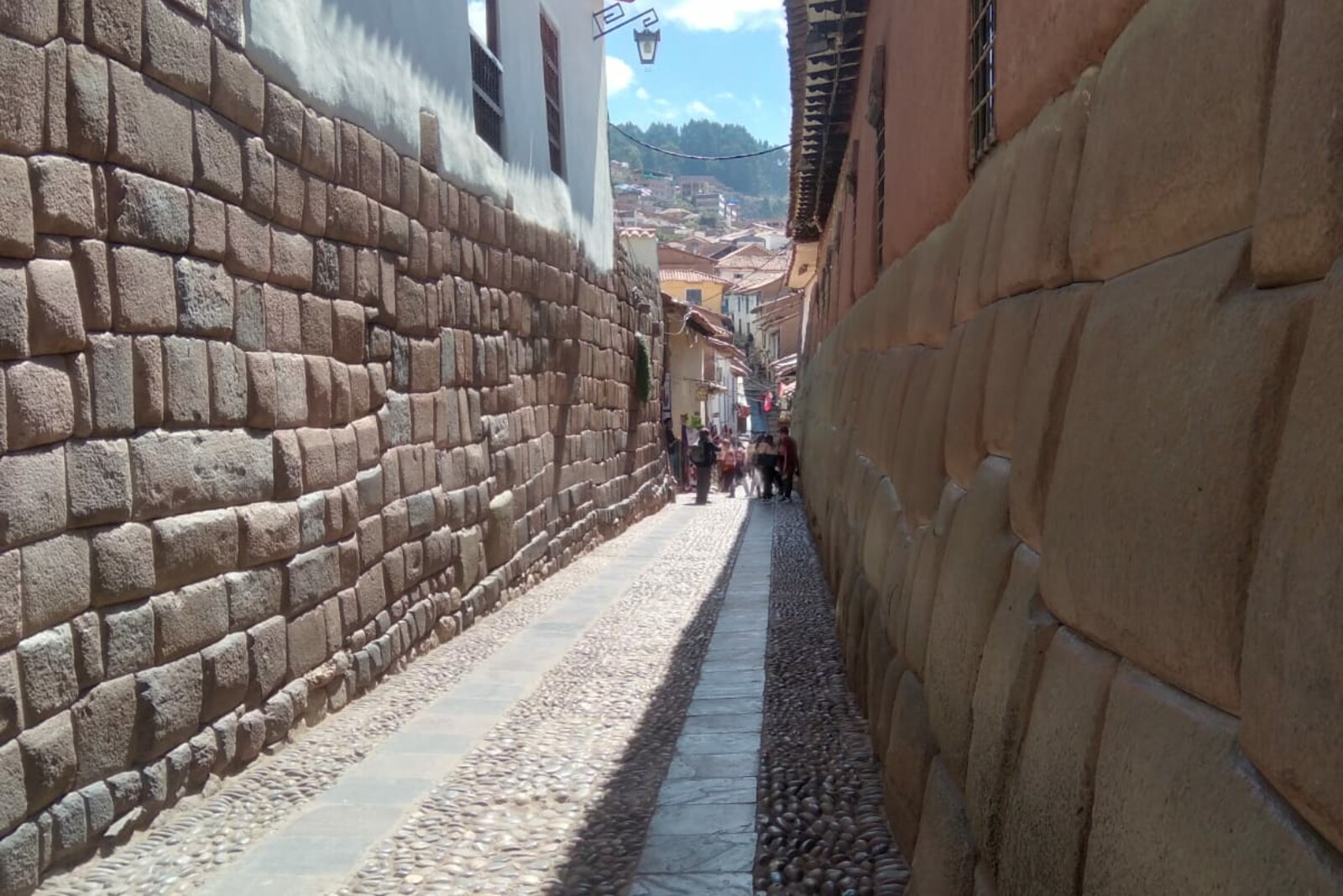 Muro de piedra en la calle Hatun Rumiyoq, junto a la entrada al Barrio de San Blas