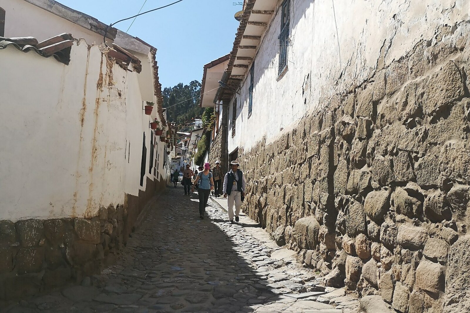 Tandapata Street in San Blas, with white facades and a view along the slope