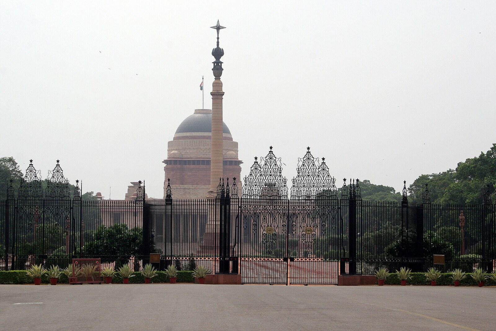 Vue de la façade principale de Rashtrapati Bhavan, avec la colonne de Jaipur au premier plan.