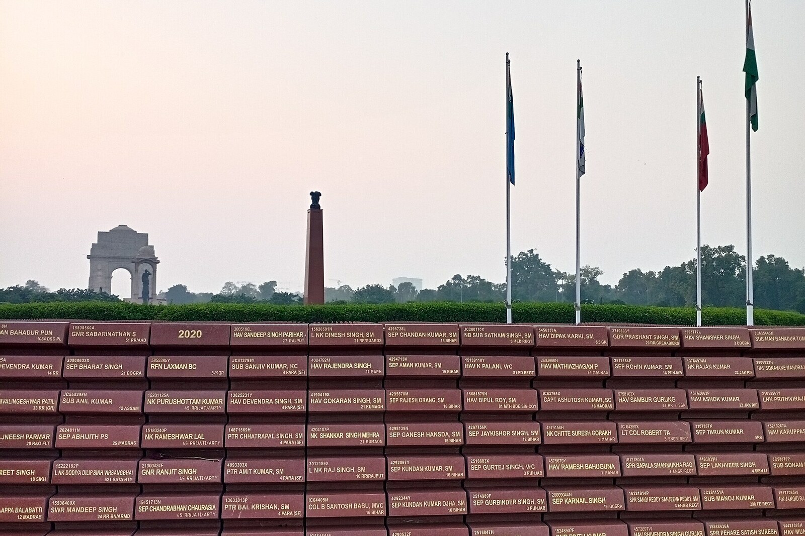 Panorama des Nationalen Kriegsdenkmals mit Obelisk, Netaji-Statue und dem India Gate im Hintergrund.