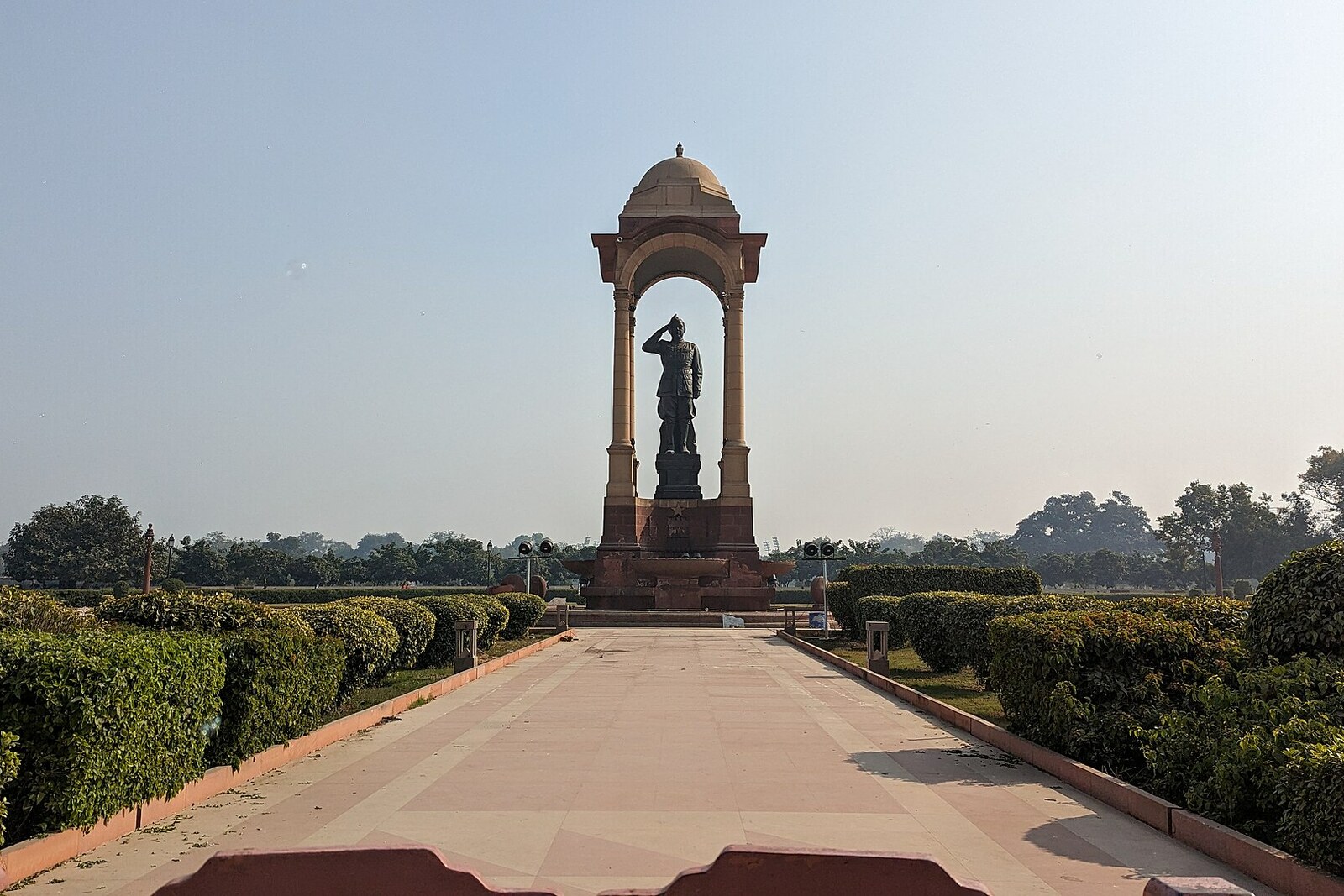 Statue en granit de Netaji Subhas Chandra Bose sous un dôme près de la Porte de l’Inde.