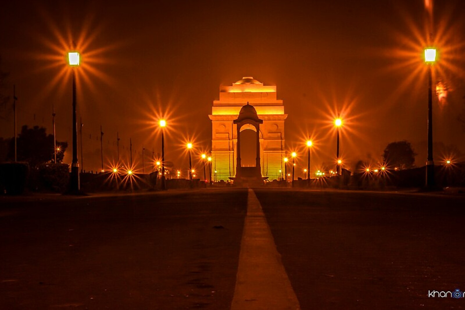 La porte de l'Inde de nuit dans l’axe de Kartavya Path.