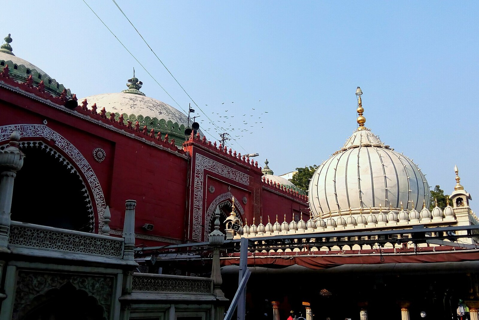 Hazrat Nizamuddin Dargah exterior and basti context