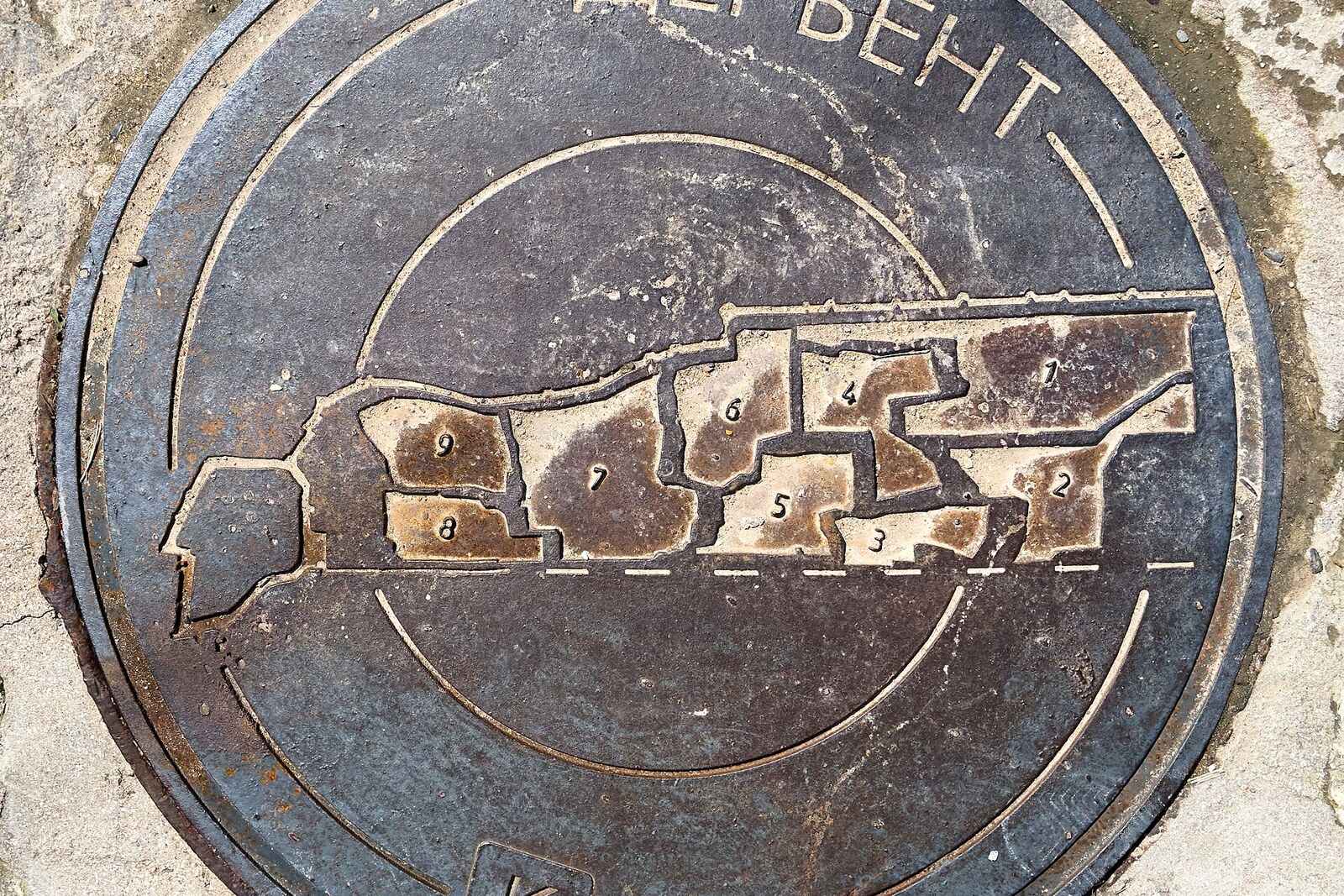 Map of the magals of old Derbent on a street manhole cover