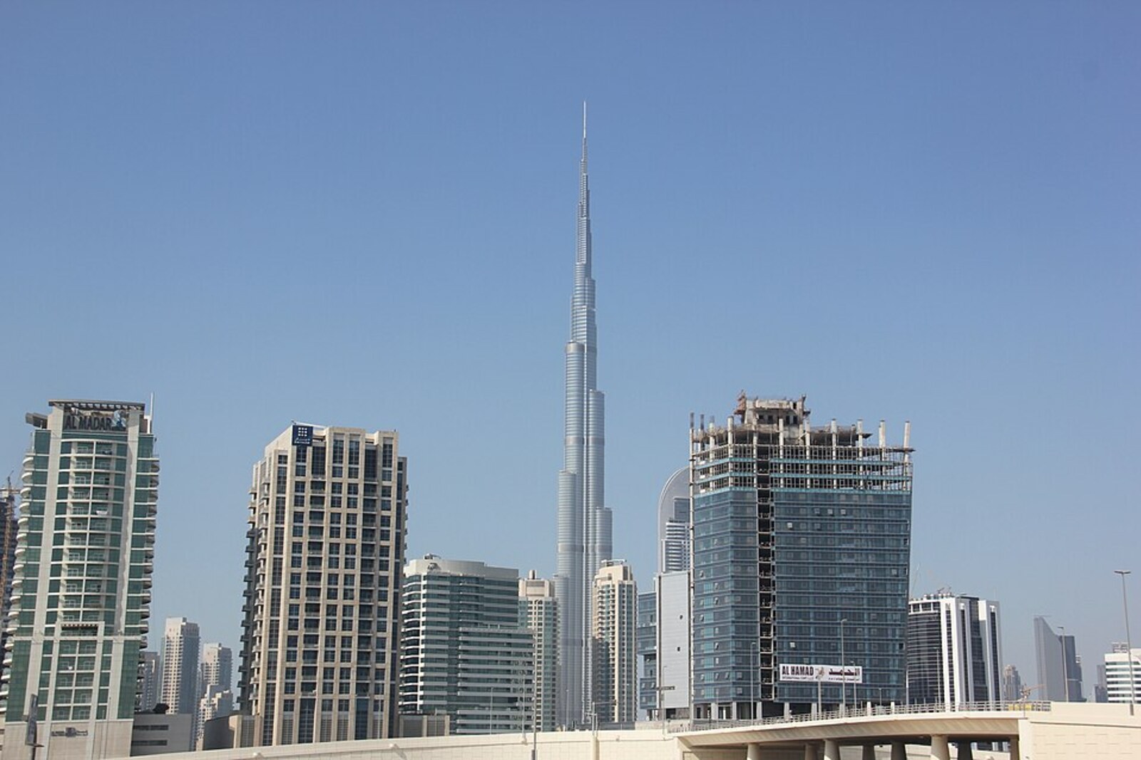 Burj Khalifa und die umliegenden Wolkenkratzer von Downtown Dubai in der Nähe des Sheikh Mohammed Bin Rashid Boulevard