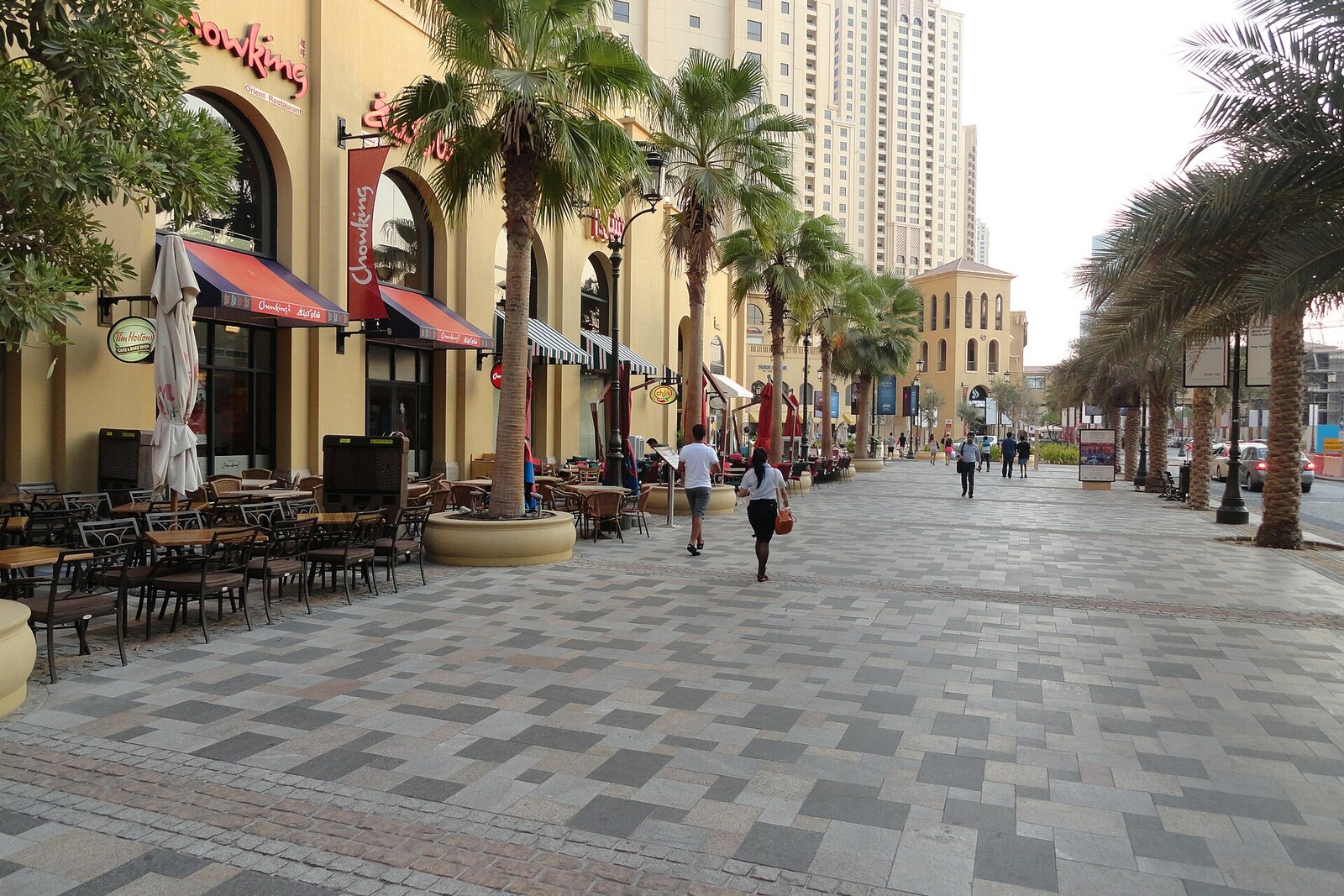 Breite Promenade The Walk at JBR mit Menschen, Geschäften und Wolkenkratzern im Hintergrund.