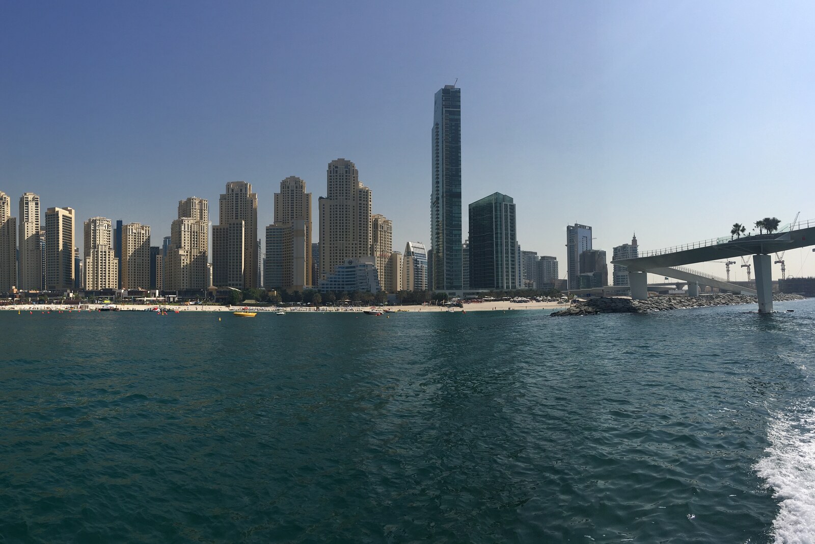 Paso de puente desde JBR/Marina Beach en dirección a Bluewaters, visto desde el agua; la imagen no es un primer plano del tablero.