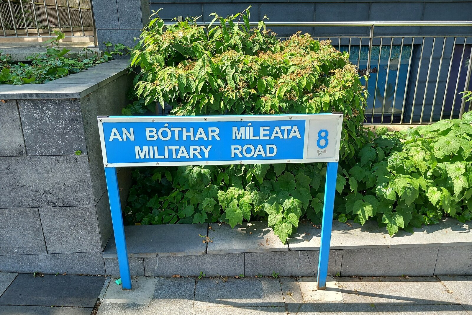 Bilingual Military Road sign in the Kilmainham area, near the route to the Eastern Gate.